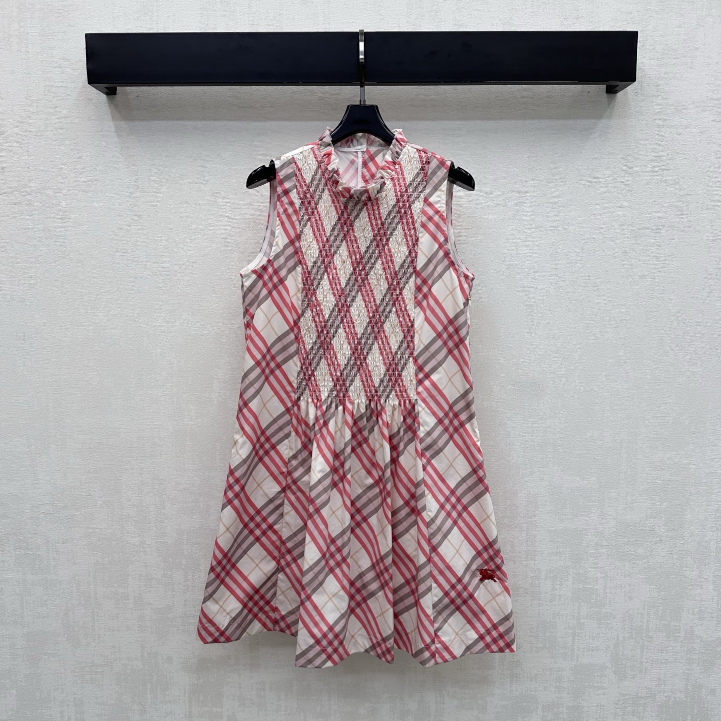 NO:876882,Bur BBR*2026 new arrival plaid lace tank top made of YB imported twill cotton material. The texture is crisp and breathable, sweat-absorbent and skin-friendly. The whole body is designed with classic red brown and off-white interweaving Vichy plaid elements. It echoes the red war horse embroidered logo decoration on the skirt and highlights the brand tone. The pleated lace neckline design is combined with the pleat cutting process on the chest to add a sense of layering to the look. The pleated skirt has a neat line feel. Development of surface accessories. Cutting of stand-up collar sleeveless dress.  Daily commuting wear is refreshing and high-end, with British college temperament. High version, burberry, skirts,19860909Bur BBR*2026新品上架格纹花边背心裙定制YB进口斜纹全棉材质 质地挺括透气 吸汗亲肤 通体采用经典红棕与米白交织维希格纹元素设计 呼应裙摆红色战马刺绣徽标装饰 彰显品牌调性 压褶花边领口设计配合胸前褶皱裁剪工艺处理 增添造型层次感 压褶裙摆利落线条感 面辅料开发 立领无袖连衣裙剪裁 日常通勤穿搭清爽高级 自带英伦学院气质 高版本,,burberry,skirts,,Women's clothing