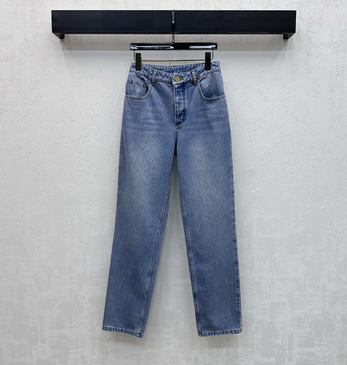 NO:877807,Chane*2026 new products on the shelves gold buckle denim straight trousers customized YB imported twill cotton denim material Comfortable, soft, breathable and easy to wear Multi-enzyme washing process Retro and fashionable High-waisted symmetrical pockets with back waist letter leather label design Add a layered look Iconic engraved letter metal button adjustment decoration low-key highlights the brand tone Simple and advanced Surface and accessories development High-waist buttoned straight trousers cut Casually match and wear high-end fashion  High version-,,chanel,19860909Chane*2026新品上架金扣牛仔直筒长裤定制YB进口斜纹全棉牛仔材质 舒适柔软 透气好穿 多重酵素水洗工艺处理 复古又时尚 高腰对称口袋配合后腰字母皮标设计 增添造型层次感 标志性刻印字母金属纽扣调节装饰 低调彰显品牌调性 简约高级 面辅料开发 高腰系扣直筒长裤剪裁 随意搭配穿搭高级时髦  高版本-,,chanel,,Women's clothing