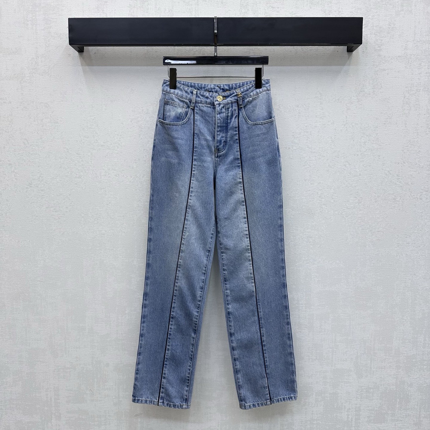 NO:877795,Chane*2026 new arrivals gold buckle strap denim trousers customized YB imported twill cotton denim material Comfortable, soft, breathable and easy to wear Multi-enzyme washing process Retro and fashionable High-waisted symmetrical pockets with double C letter embroidered logo design on the back waist Black strap details on the front to add layering to the look Metal buttons with iconic engraved letters for adjustment and decoration Low-key highlight of the brand tone Simple and advanced development of surface accessories High-waist buttoned straight trousers cut  Match it casually with high-end fashion. High version-,,chanel,19860909Chane*2026新品上架金扣捆条牛仔长裤定制YB进口斜纹全棉牛仔材质 舒适柔软 透气好穿 多重酵素水洗工艺处理 复古又时尚 高腰对称口袋配合后腰双C字母绣花徽标设计 配合前侧黑色捆条拼细节处理 增添造型层次感 标志性刻印字母金属纽扣调节装饰 低调彰显品牌调性 简约高级 面辅料开发 高腰系扣直筒长裤剪裁 随意搭配穿搭高级时髦  高版本-,,chanel,,Women's clothing