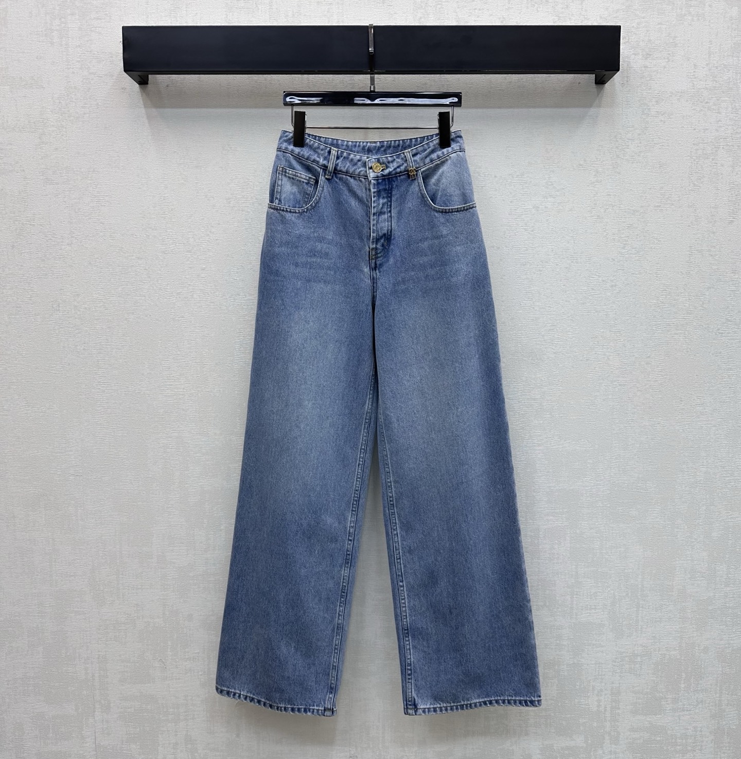 NO:877800,Chane*2026 new arrivals gold buckle denim wide-leg trousers customized with YB imported twill cotton denim material Comfortable, soft, breathable and easy to wear Multi-enzyme washing process Retro and fashionable High-waisted symmetrical pockets with back-waist letter leather label design to add layering to the look Iconic engraved letter metal buttons for adjustment and decoration Low-key highlighting of the brand tone Simple and advanced Surface accessories development High-waisted buttoned wide-leg trousers cut for casual matching and high-end fashion  High version-,,chanel,19860909Chane*2026新品上架金扣牛仔阔腿长裤定制YB进口斜纹全棉牛仔材质 舒适柔软 透气好穿 多重酵素水洗工艺处理 复古又时尚 高腰对称口袋配合后腰字母皮标设计 增添造型层次感 标志性刻印字母金属纽扣调节装饰 低调彰显品牌调性 简约高级 面辅料开发 高腰系扣阔腿长裤剪裁 随意搭配穿搭高级时髦  高版本-,,chanel,,Women's clothing