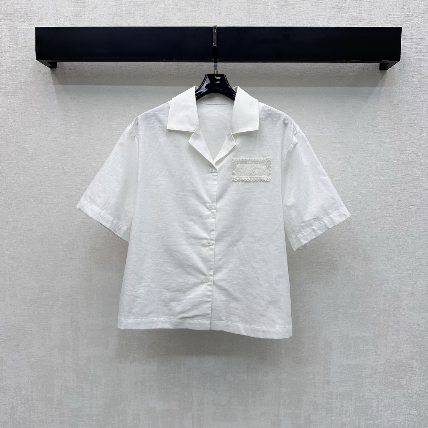 NO:877749,Louis Vuitto*2026 new arrivals logo linen short-sleeved shirt, customized YB imported linen cotton material, breathable and comfortable, full of texture, placket button adjustment and gun-notch lapel design, adding layering to the look. Iconic letter embroidery lace logo decoration on the chest highlights the brand tone. Surface accessories development, lapel short-sleeved shirt tailoring, can be paired with trousers of the same series, high-end fashion for daily commuting, high version 2 colors, Louis Vuitto  vuitton,T-shirt,19860909Louis Vuitto*2026新品上架徽标亚麻短袖衬衣定制YB进口亚麻全棉材质 透气舒适 质感十足 开襟纽扣调节配合枪驳式翻领版型设计 增添造型层次感 胸前点缀标志性字母刺绣花边徽标装饰 彰显品牌调性 面辅料开发 翻领短袖衬衣剪裁 可搭配同系列长裤 日常通勤成套穿搭高级时髦 高版本2色,,louis vuitton,T-shirt,,Women's clothing