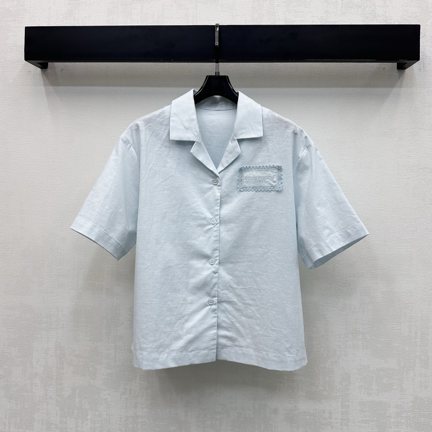 NO:877761,Louis Vuitto*2026 new arrivals logo linen short-sleeved shirt, customized YB imported linen cotton material, breathable and comfortable, full of texture, placket button adjustment and gun-notch lapel design, adding layering to the look. Iconic letter embroidery lace logo decoration on the chest highlights the brand tone. Surface accessories development, lapel short-sleeved shirt tailoring, can be paired with trousers of the same series, high-end fashion for daily commuting, high version 2 colors, Louis Vuitto  vuitton,T-shirt,19860909Louis Vuitto*2026新品上架徽标亚麻短袖衬衣定制YB进口亚麻全棉材质 透气舒适 质感十足 开襟纽扣调节配合枪驳式翻领版型设计 增添造型层次感 胸前点缀标志性字母刺绣花边徽标装饰 彰显品牌调性 面辅料开发 翻领短袖衬衣剪裁 可搭配同系列长裤 日常通勤成套穿搭高级时髦 高版本2色,,louis vuitton,T-shirt,,Women's clothing