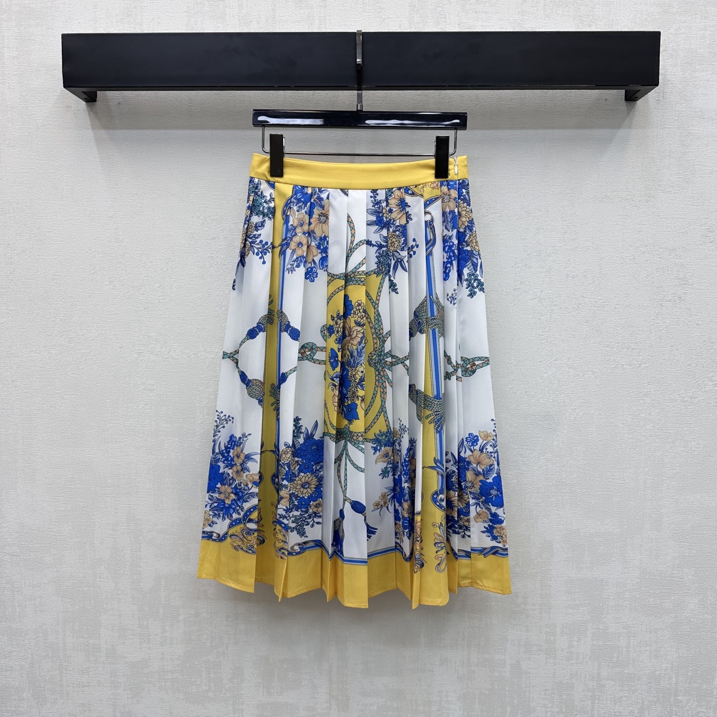 NO:877815,Gucc*2026 New Products Contrast Printed Skirt Customized YB Imported Twill Silk Material Luster Texture Comfortable and Soft Use Contrast Color Waistband and Skirt Splicing Process with Side Zipper Adjustment Design to Add Layering to the Style Full Body Contrast National Style Print Logo Pattern Contrast Color Rich Visual Impact Demonstrate Brand Tonality Development of Surface Accessories High Waist Pleated Skirt Tailoring Can be worn casually to create a high-end temperament High version, gucci, skirts,19860909Gucc*2026新品上架撞色印花半裙定制YB进口斜纹绸材质 质感光泽 舒适柔软 沿用撞色腰头裙摆拼接处理 配合侧拉链调节设计 增添造型层次感 通体满铺撞色国风印花徽标图案撞色 丰富视觉冲击力 彰显品牌调性 面辅料开发 高腰压褶半裙剪裁 随意搭配穿搭出高级气质 高版本,,gucci,skirts,,Women's clothing