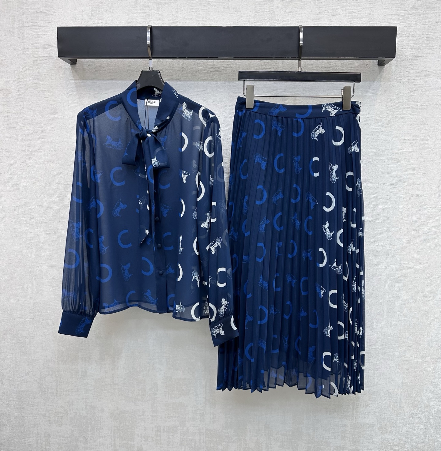 NO:877785,Celin*2026 New Arrivals Lace-Up Shirt and Skirt Suit Customized YB imported tulle material Light and smooth texture Skin-friendly drape with unique texture of natural fiber Fully printed with the iconic letter carriage logo contrasting elements Highlighting the brand tone Adjustable placket buttons and tie-up collar pleated skirt cutting design Add layering to the look Surface accessories development Long-sleeved shirts paired with pleated skirt tailoring Easily create a French high-end style for daily commuting or weekend dates  High version,,celine,skirts,shirts,19860909Celin*2026新品上架系带衬衣半裙套装定制YB进口薄纱材质 质地轻盈顺滑 触感亲肤垂坠 带有天然纤维的独特肌理感 满印标志性字母马车徽标撞色元素 彰显品牌调性 开襟纽扣调节配合领边系带百褶裙摆裁剪设计 增添造型层次感 面辅料开发 长袖衬衫搭配压褶半裙剪裁 日常通勤还是周末约会成套穿搭都能轻松打造法式高级风 高版本,,celine,skirts,shirts,,Women's clothing