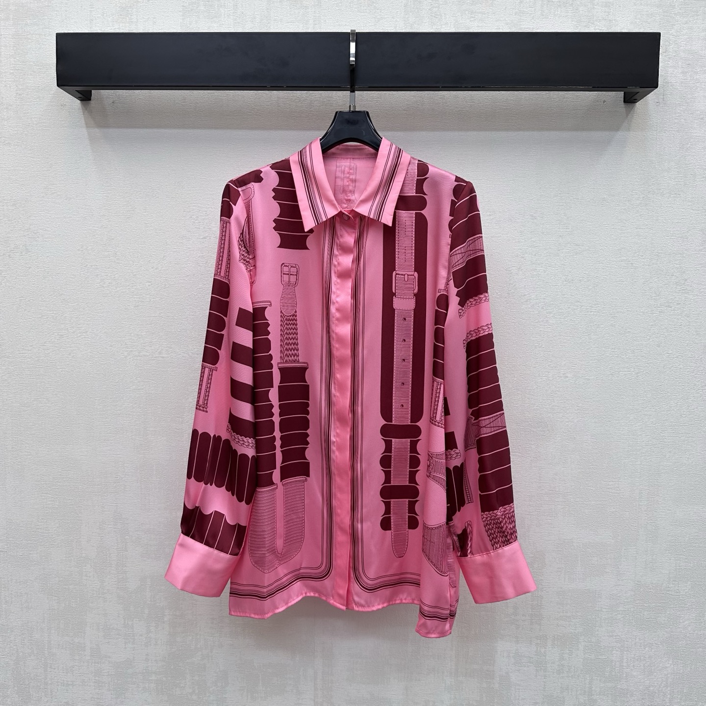 NO:877738,Herme* 2026 new arrival silk printed shirt customized YB imported mulberry silk fabric Smooth and skin-friendly texture Good breathability Rich true red tone Strong visual impact Eye-catching Full-body artistic printed line pattern Highlights the brand tone Hidden placket button adjustment design Adds style layering Development of surface accessories Lapel long-sleeved shirt tailoring Can be paired with trousers from the same series Can be easily controlled whether it is daily commuting, dating or attending a party, showing confident charm  High version 2 colors-,,hermes,real silk,19860909Herme*2026新品上架真丝印花衬衣定制YB进口桑蚕丝面料 质地顺滑亲肤 透气性佳 浓郁正红色调 视觉冲击力强 吸睛满分 全身满印艺术性印花线条图案 彰显品牌调性 隐藏式开襟纽扣调节设计 增添造型层次感 面辅料开发 翻领长袖衬衣剪裁 可搭配同系列长裤 无论是日常通勤约会还是参加派对 都能轻松驾驭 展现自信魅力 高版本2色-,,hermes,real silk,,Women's clothing
