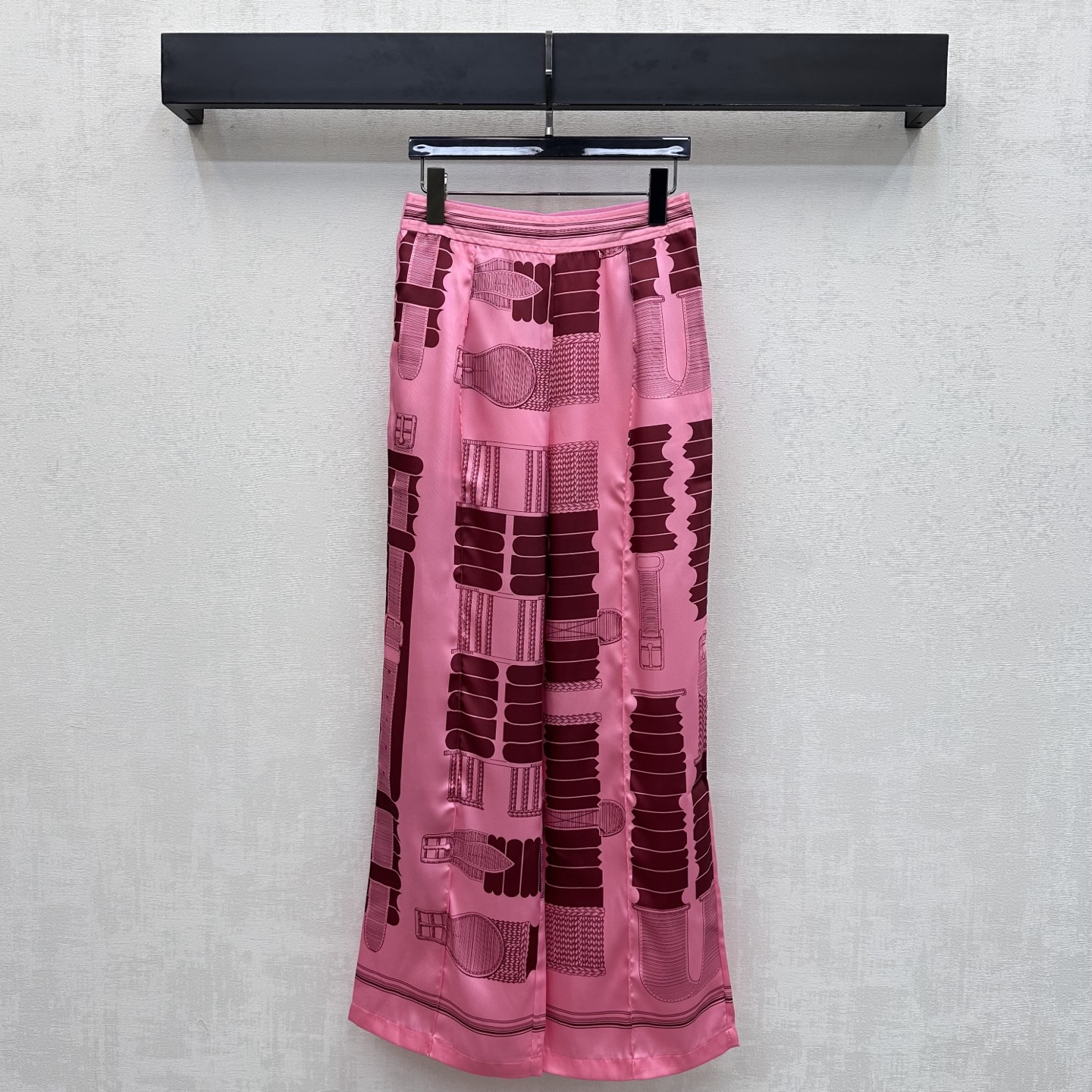 NO:877733,Herme*2026 new products are on the shelves. Silk printed straight trousers are custom-made YB imported mulberry silk fabric. The texture is smooth and skin-friendly. Artistic printed line patterns are printed all over the body to highlight the brand tone. Striped contrasting waist design. Ribbon adjustment design adds layering to the look. Surface accessories development. High-waisted straight trousers cut. Can be matched with shirts from the same series. Can be easily controlled whether it is daily commuting, dating or attending a party. Show confidence and charm. High version 2 colors-,, hermes, real silk,19860909Herme*2026新品上架真丝印花直筒长裤定制YB进口桑蚕丝面料 质地顺滑亲肤 全身满印艺术性印花线条图案 彰显品牌调性 条纹撞色腰头设计织带调节设计 增添造型层次感 面辅料开发 高腰直筒长裤剪裁 可搭配同系列衬衣 无论是日常通勤约会还是参加派对 都能轻松驾驭 展现自信魅力 高版本2色-,,hermes,real silk,,Women's clothing