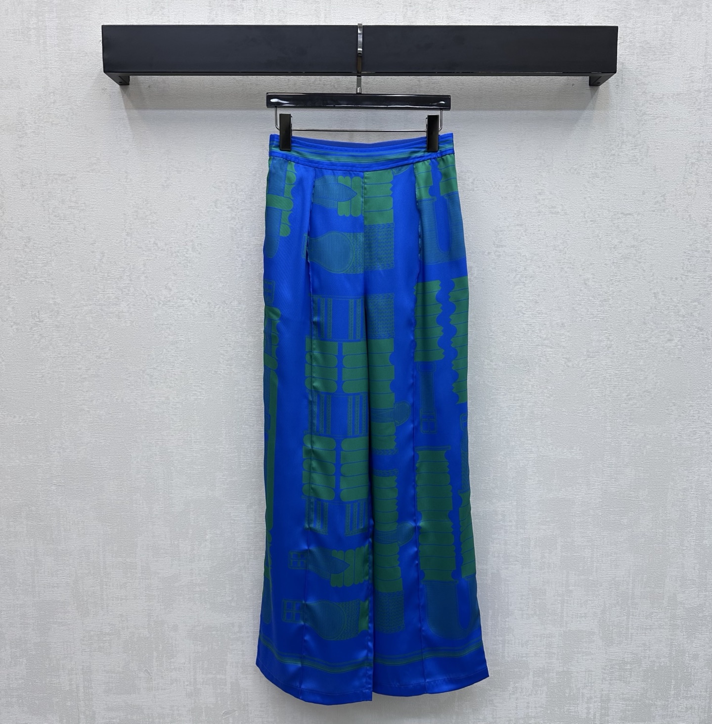 NO:877721,Herme*2026 new products are on the shelves. Silk printed straight trousers are custom-made YB imported mulberry silk fabric. The texture is smooth and skin-friendly. Artistic printed line patterns are printed all over the body to highlight the brand tone. Striped contrasting waist design. Ribbon adjustment design adds layering to the look. Surface accessories development. High-waisted straight trousers cut. Can be matched with shirts from the same series. Can be easily controlled whether it is daily commuting, dating or attending a party. Show confidence and charm. High version 2 colors-,, hermes, real silk,19860909Herme*2026新品上架真丝印花直筒长裤定制YB进口桑蚕丝面料 质地顺滑亲肤 全身满印艺术性印花线条图案 彰显品牌调性 条纹撞色腰头设计织带调节设计 增添造型层次感 面辅料开发 高腰直筒长裤剪裁 可搭配同系列衬衣 无论是日常通勤约会还是参加派对 都能轻松驾驭 展现自信魅力 高版本2色-,,hermes,real silk,,Women's clothing