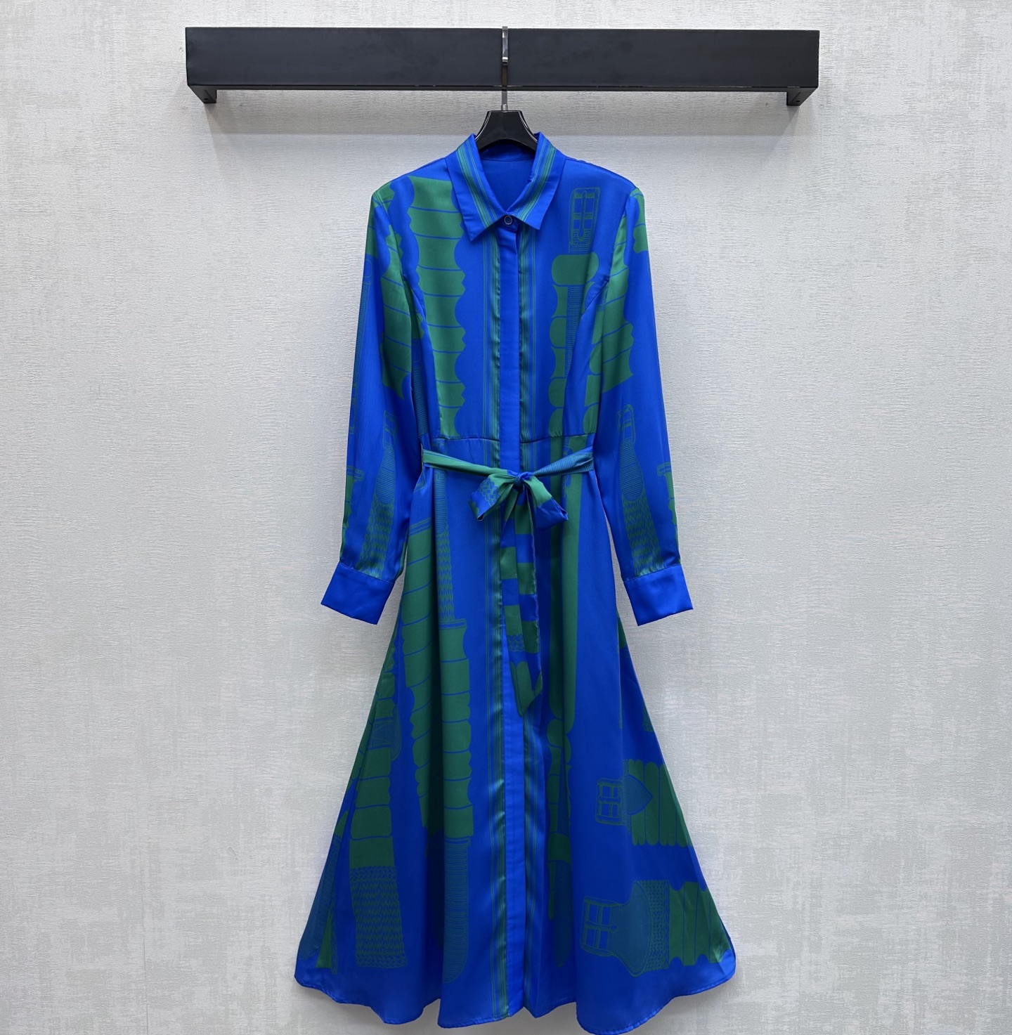 NO:877706,Herme*2026 new arrival silk printed belt shirt dress customized YB imported 100% mulberry silk material, comfortable texture, draped and breathable. The whole body is made of artistic line printing elements, which instantly brightens the overall rich visual effect and highlights the brand tone. The hidden placket button adjustment is used to match the fabric belt outline design to add layering to the shape. Surface accessories development. Lapel long-sleeved dress tailoring. Easily wear it for daily street or vacation, giving an elegant and relaxed atmosphere.  High version 2 colors-,,hermes,skirts,real silk,19860909Herme*2026新品上架真丝印花腰带衬衣裙定制YB进口百分百桑蚕丝材质 质感舒适 垂顺透气 通体采用艺术感线条印花元素 瞬间点亮整体丰富视觉效果 彰显品牌调性 沿用隐藏式开襟纽扣调节配合本布腰带勾勒设计 增添造型层次感 面辅料开发 翻领长袖连衣裙剪裁 日常出街还是度假轻松穿出优雅松弛氛围感  高版本2色-,,hermes,skirts,real silk,,Women's clothing