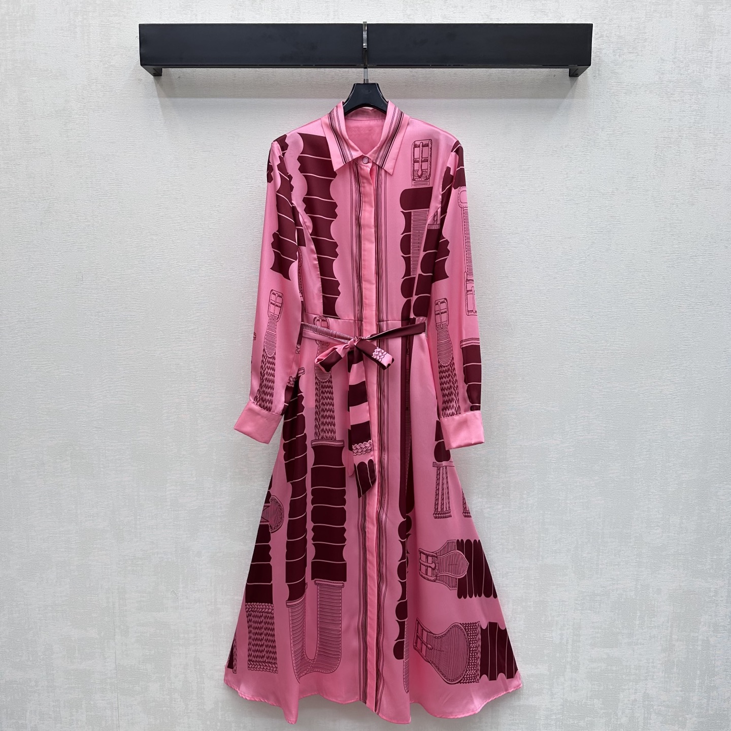 NO:877714,Herme*2026 new arrival silk printed belt shirt dress customized YB imported 100% mulberry silk material, comfortable texture, draped and breathable. The whole body is made of artistic line printing elements, which instantly brightens the overall rich visual effect and highlights the brand tone. The hidden placket button adjustment is used to match the fabric belt outline design to add layering to the shape. Surface accessories development. Lapel long-sleeved dress tailoring. Easily wear it for daily street or vacation, giving an elegant and relaxed atmosphere.  High version 2 colors-,,hermes,skirts,real silk,19860909Herme*2026新品上架真丝印花腰带衬衣裙定制YB进口百分百桑蚕丝材质 质感舒适 垂顺透气 通体采用艺术感线条印花元素 瞬间点亮整体丰富视觉效果 彰显品牌调性 沿用隐藏式开襟纽扣调节配合本布腰带勾勒设计 增添造型层次感 面辅料开发 翻领长袖连衣裙剪裁 日常出街还是度假轻松穿出优雅松弛氛围感  高版本2色-,,hermes,skirts,real silk,,Women's clothing