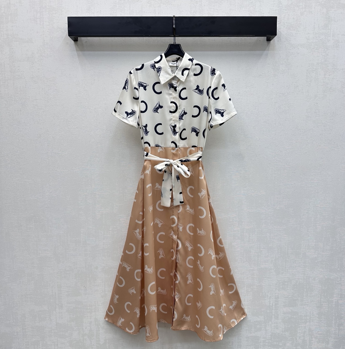 NO:877774,Celin*2026 new products are on the shelves. Printed contrast shirt dress is made of YB imported twill silk material. It is smooth and comfortable with high texture. It uses all-over iconic letter logo printing elements and contrasting color splicing design to highlight the brand tone. The placket button adjusts the fabric lace design to add layering to the look. Surface accessories development. Lapel short-sleeved dress tailoring. The outfit is more refined. The first choice for vacation. High version, celine, skirts, T-shirt,19860909Celin*2026新品上架印花撞色衬衣裙定制YB进口斜纹绸材质 垂顺舒适 质感上乘 沿用满印标志性字母徽标印花元素配合撞色拼接设计 彰显品牌调性 开襟纽扣调节本布系带设计 增添造型层次感 面辅料开发 翻领短袖连衣裙剪裁 穿搭更显精致感 度假首选穿搭   高版本,,celine,skirts,T-shirt,,Women's clothing