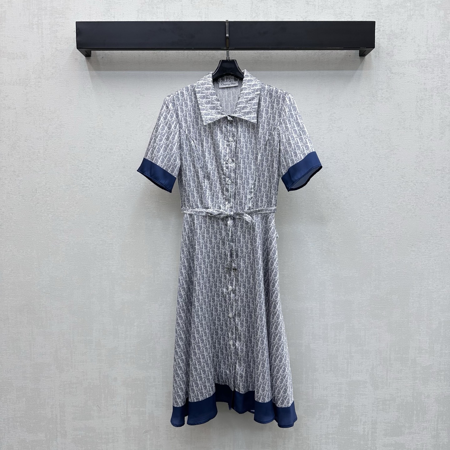 NO:877762,Dio*2026 new product launch printed belt shirt dress customized YB imported twill silk material, comfortable and high-quality texture, all-over iconic letter printing elements with contrasting color splicing design on the cuffs and skirt, highlighting the brand tone. The placket button adjusts the fabric lace design to add layering to the look. Surface accessories development. Lapel short-sleeved dress tailoring. The outfit is more sophisticated. The first choice for vacation. High version, dior, skirts, T-shirt,19860909Dio*2026新品上架印花腰带衬衣裙定制YB进口斜纹绸材质 垂顺舒适 质感上乘 通体满印标志性字母印花元素配合袖口裙摆撞色拼接设计 彰显品牌调性 开襟纽扣调节本布系带设计 增添造型层次感 面辅料开发 翻领短袖连衣裙剪裁 穿搭更显精致感 度假首选穿搭   高版本,,dior,skirts,T-shirt,,Women's clothing