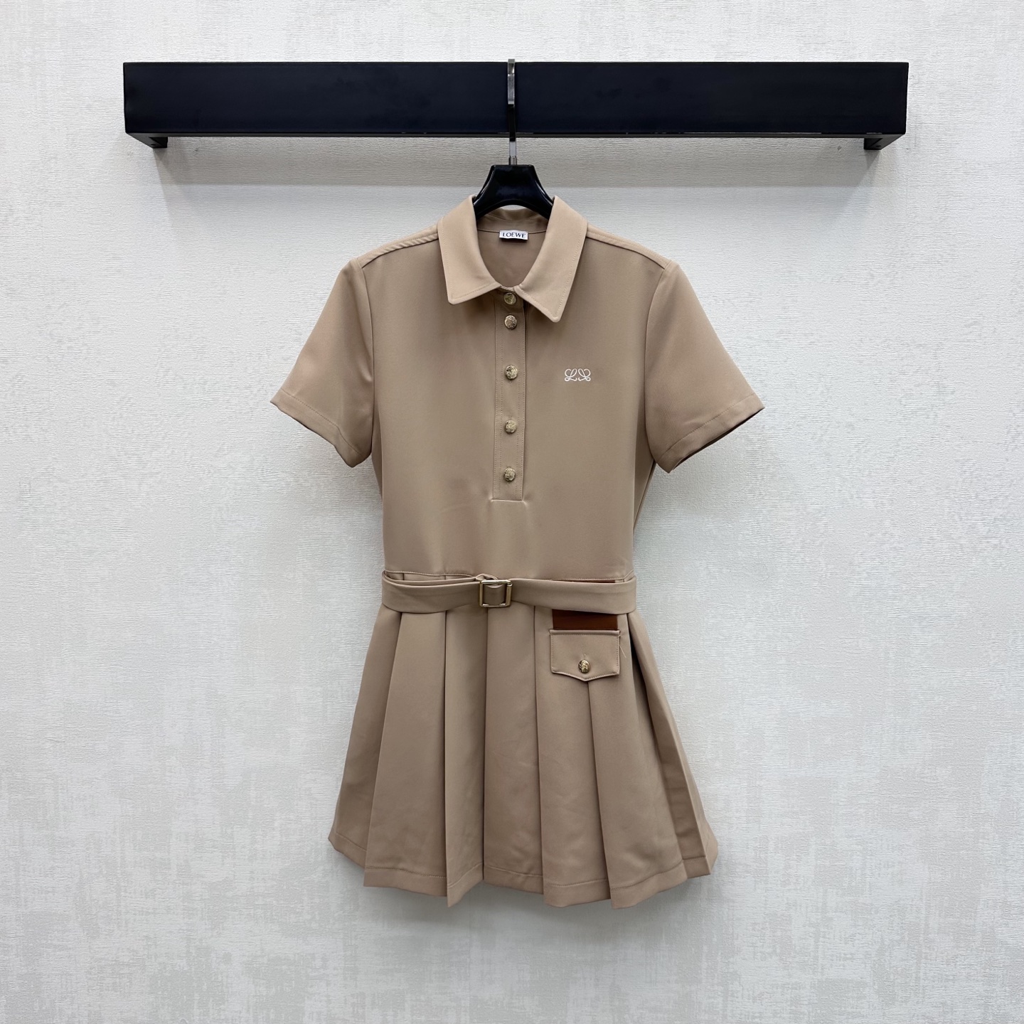 NO:877784,Loew*2026 New Products Leather Label Belt Dress Customized YB Imported Cotton Material Glossy Texture Draped and Stylish Signature embroidered logo decoration on the chest Echoes the letter leather label perforation design on the waist Highlights the brand tone The mid-length length effectively modifies the figure The waistline is tightened with the elastic waist of the fabric and the pleated skirt is cut to show relaxation Add layering to the look Show cool fashion style Surface accessories development Lapel short-sleeved dress tailoring  Easy and effortless dressing, high-end versatile fashion items, high version 2 colors, loewe, skirts, T-shirt,19860909Loew*2026新品上架皮标腰带连衣裙定制YB进口棉纶材质 质感光泽 垂顺有型 胸前点缀标志性刺绣徽标装饰 呼应腰间点缀字母皮标穿孔设计 彰显品牌调性 中长长度有效修饰身材 配合本布腰带弹力收型划分比例收紧腰线百褶裙摆裁剪尽显松弛 增添造型层次感 展现潮酷时尚风格 面辅料开发 翻领短袖连衣裙剪裁 轻松不费劲儿穿搭 高阶百搭时尚单品 高版本2色,,loewe,skirts,T-shirt,,Women's clothing