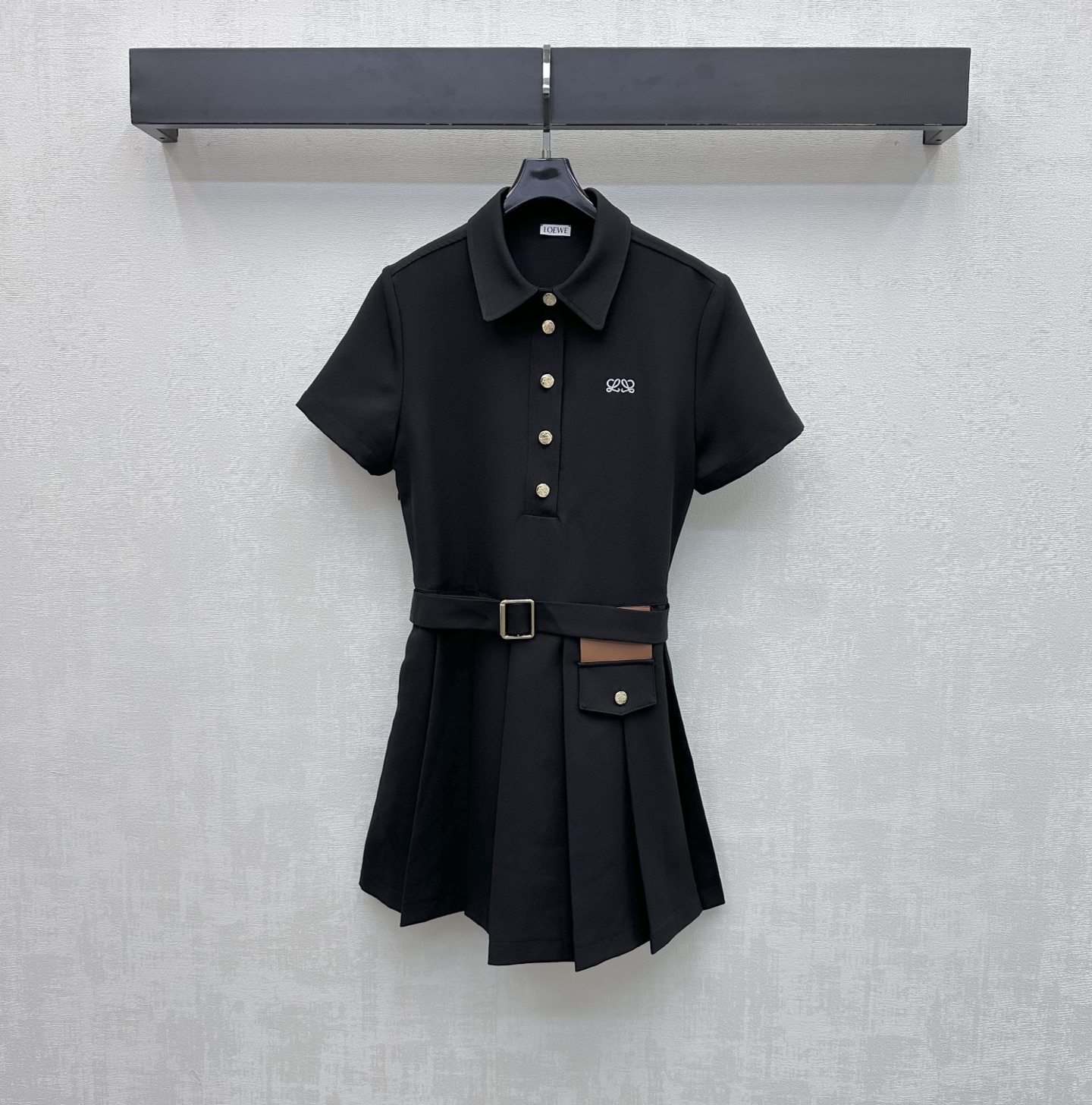 NO:877773,Loew*2026 New Products Leather Label Belt Dress Customized YB Imported Cotton Material Glossy Texture Draped and Stylish Signature embroidered logo decoration on the chest Echoes the letter leather label perforation design on the waist Highlights the brand tone The mid-length length effectively modifies the figure The waistline is tightened with the elastic waist of the fabric and the pleated skirt is cut to show relaxation Add layering to the look Show cool fashion style Surface accessories development Lapel short-sleeved dress tailoring  Easy and effortless dressing, high-end versatile fashion items, high version 2 colors, loewe, skirts, T-shirt,19860909Loew*2026新品上架皮标腰带连衣裙定制YB进口棉纶材质 质感光泽 垂顺有型 胸前点缀标志性刺绣徽标装饰 呼应腰间点缀字母皮标穿孔设计 彰显品牌调性 中长长度有效修饰身材 配合本布腰带弹力收型划分比例收紧腰线百褶裙摆裁剪尽显松弛 增添造型层次感 展现潮酷时尚风格 面辅料开发 翻领短袖连衣裙剪裁 轻松不费劲儿穿搭 高阶百搭时尚单品 高版本2色,,loewe,skirts,T-shirt,,Women's clothing