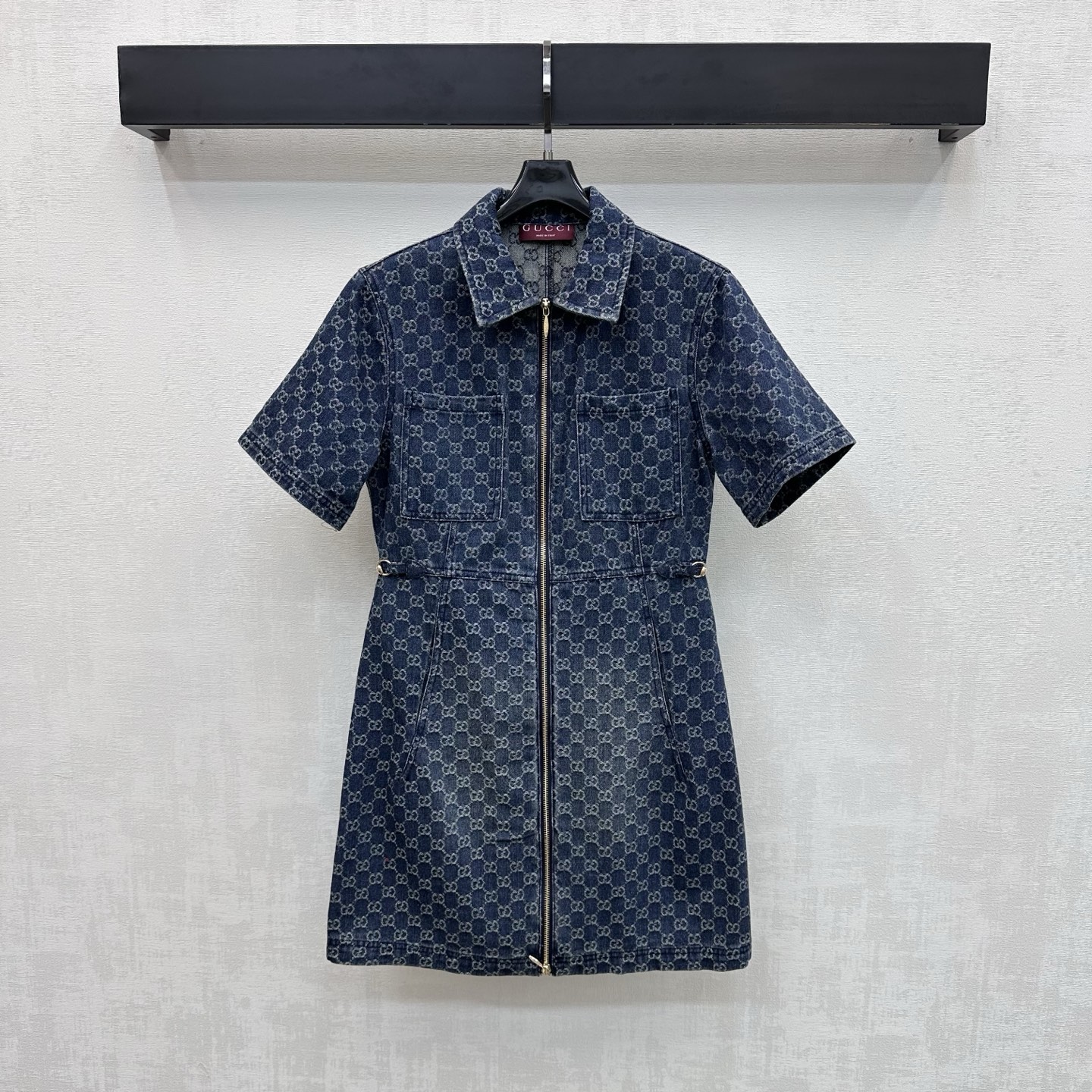 NO:877727,Gucc*2026 new arrival jacquard denim dress customized YB imported twill cotton denim material. Enzyme washing is not easy to dye and discolor. Soft and comfortable. The whole body is covered with iconic letter logo elements. It is decorated with horsebit chain buckle details at the waist to highlight the brand tone. The slit design is adjusted with a placket zipper at the front of the chest. It is easy to put on and take off. Adds layering to the look. Development of surface accessories. Lapel short-sleeved dress tailoring. Outstanding and fashionable outfit for commuting and dating.  High version,,gucci,skirts,T-shirt,19860909Gucc*2026新品上架提花牛仔连衣裙定制YB进口斜纹全棉牛仔材质 酵素水洗不易染色脱色 柔软舒适 通体满铺标志性字母徽标元素 配合腰间马衔链扣细节装饰 彰显品牌调性 胸前沿用开襟拉链调节开衩设计 方便穿脱 增添造型层次感 面辅料开发 翻领短袖连衣裙剪裁 通勤约会穿搭出彩时髦 高版本,,gucci,skirts,T-shirt,,Women's clothing