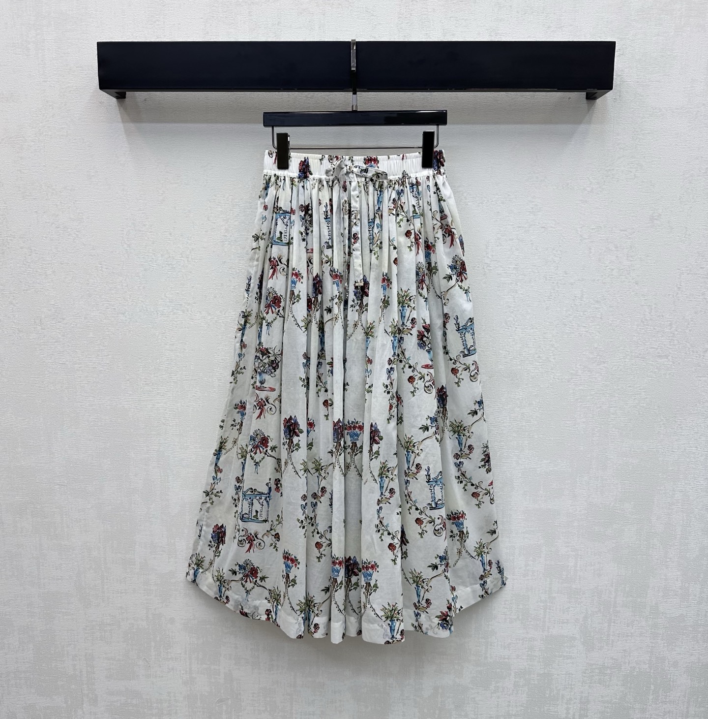 NO:877819,Dio*2026 new product launched Watercolor flower skirt customized YB imported cotton material Soft and smooth texture Breathable and sweat-absorbent With a slight natural drape  The skirt is fully printed with watercolor-style flowers and vase prints to highlight the brand's tone. Development of fabric accessories. High-waisted pleated skirt tailoring. Whether for daily commuting or weekend vacations, you can easily create French high-end style with any combination. High version, dior, skirts,19860909Dio*2026新品上架水彩繁花半裙定制YB进口棉纶材质 质地柔软顺滑 透气吸汗 带有微微自然垂坠感 米白底色温柔显气质 上身自带浪漫优雅的法式氛围 松紧高腰调节设计包容性强 轻松勾勒曼妙腰线配合A字中长款裙摆遮肉显瘦修饰身形 增添造型层次感 走动间飘逸灵动 裙身满印水彩风格繁花与花瓶印花图案 彰显品牌调性 面辅料开发 高腰百褶半身裙剪裁 日常通勤还是周末度假 随意搭配都能轻松打造法式高级风  高版本,,dior,skirts,,Women's clothing
