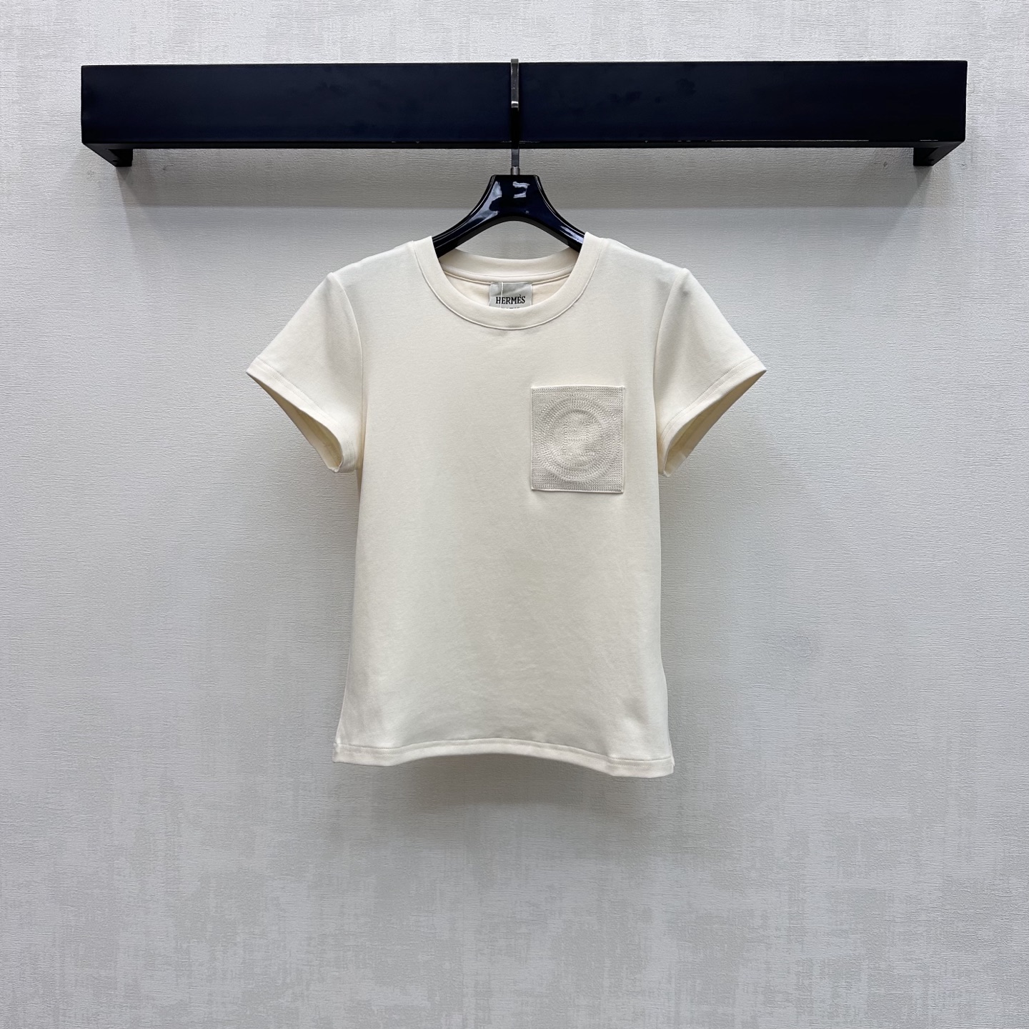 NO:877748,Herme*2026 new products are on the shelves. Embroidered pocket short-sleeves are made of custom-made YB imported virgin cotton. The texture is fine and soft, breathable and skin-friendly. The whole body is pure plain color with iconic letter embroidered pocket decoration on the chest. Highlighting the brand tone. Simple yet refined. Surface accessories development. Round neck short-sleeved T-shirt tailoring. Can be paired with skirts and trousers of the same series. Refreshing and advanced for daily commuting. Comes with minimalist temperament.  High version-,,hermes,skirts,T-shirt,tees,t-shirt,19860909Herme*2026新品上架绣花口袋短袖定制YB进口原生全棉材质 质地细腻柔软 透气亲肤 通体纯净素色配合胸前点缀标志性字母绣花口袋装饰 彰显品牌调性 简约而不失精致感 面辅料开发 圆领短袖T恤剪裁 可搭配同系列裙裤装 日常通勤穿搭清爽高级 自带极简主义气质 高版本-,,hermes,skirts,T-shirt,tees，t-shirt,,Women's clothing