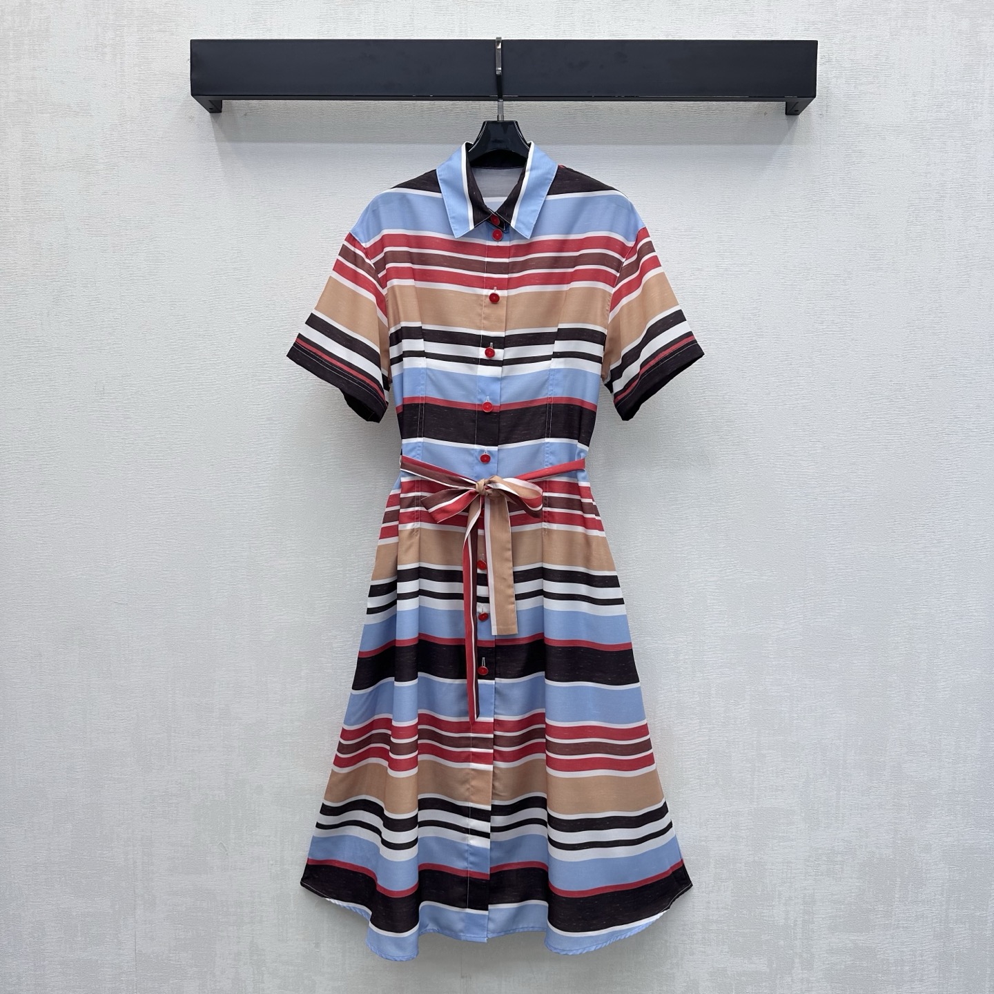 NO:877783,Chane*2026 new product launch rainbow striped shirt dress customized YB imported twill cotton blended fabric Soft and skin-friendly texture Breathable and sweat-absorbent Classic contrasting rainbow stripe interweaving design High visual impact It has a vibrant Italian street atmosphere The placket button adjustment is matched with the fabric's lace-up waist processing to add layering to the look The chest pocket is embellished with the iconic double C letter embroidery logo decoration to highlight the brand's tone Surface accessories development Lapel short-sleeved dress tailoring  Wear casually and casually, you can easily create Italian high-end style for daily commuting or weekend vacations. High version 36 38 40,,chanel,skirts,T-shirt,19860909Chane*2026新品上架彩虹条纹衬衣裙定制YB进口斜纹棉混纺面料 质地柔软亲肤 透气吸汗 经典撞色彩虹条纹交织设计 视觉冲击力强 自带活力满满的意式街头氛围 开襟纽扣调节配合本布系带收腰处理 增添造型层次感 胸前口袋点缀标志性双C字母刺绣徽标装饰 彰显品牌调性 面辅料开发 翻领短袖连衣裙剪裁 穿搭慵懒随性 日常通勤还是周末度假 都能轻松打造意式高级风  高版本36 38 40,,chanel,skirts,T-shirt,,Women's clothing