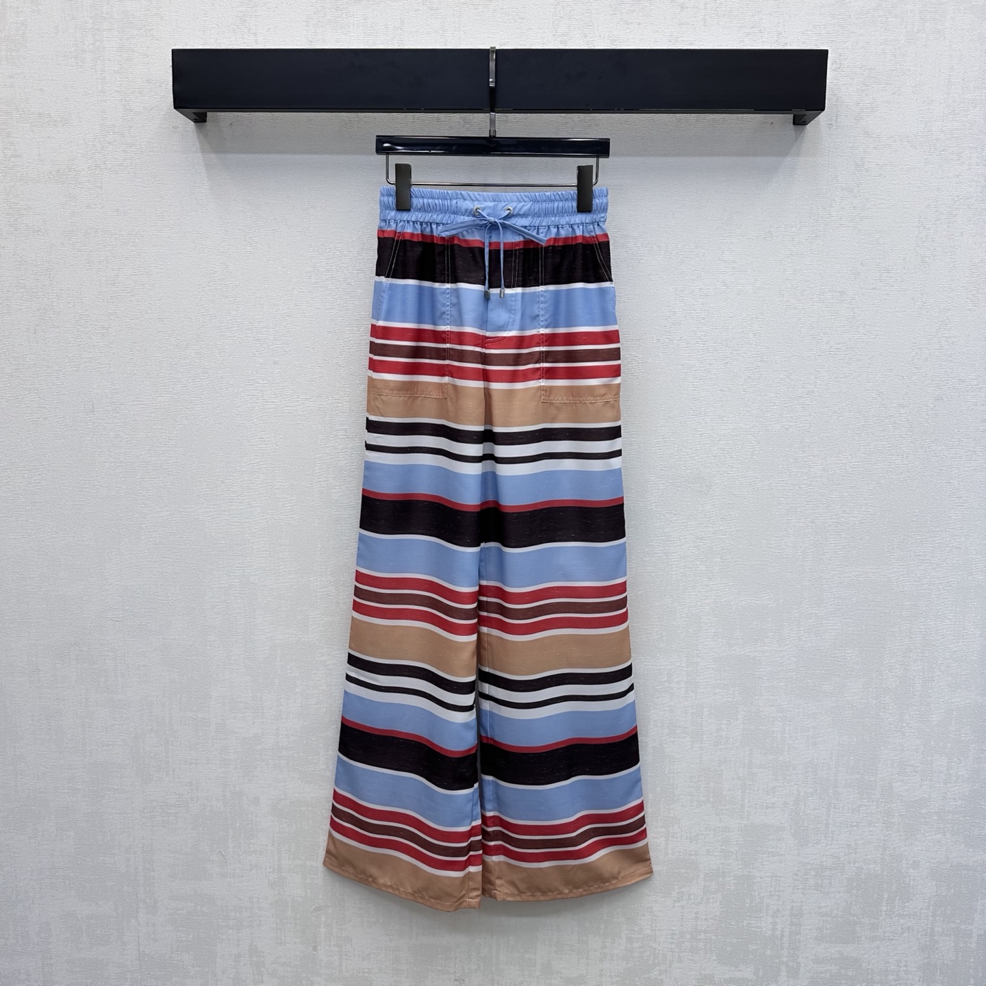 NO:877772,Chane*2026 new product launch rainbow stripe drawstring trousers customized YB imported twill cotton blended fabric Soft skin-friendly texture Breathable and sweat-absorbent Classic contrasting rainbow stripe interweaving design High visual impact Bringing a vibrant Italian street atmosphere Elastic drawstring adjustment to modify the waist line Adding layering to the look Hip pockets embellished with the iconic double C letter embroidered logo decoration Highlighting the brand tone Surface accessories development Drawstring straight trousers cut Can be matched with shirts of the same series  The complete set of outfits is lazy and casual. You can easily create Italian high-end style for daily commuting or weekend vacations. High version 36 38 40,,chanel,19860909Chane*2026新品上架彩虹条纹抽绳长裤定制YB进口斜纹棉混纺面料 质地柔软亲肤 透气吸汗 经典撞色彩虹条纹交织设计 视觉冲击力强 自带活力满满的意式街头氛围 弹力抽绳调节修饰腰身线条 增添造型层次感 后臀口袋点缀标志性双C字母刺绣徽标装饰 彰显品牌调性 面辅料开发 抽绳直筒长裤剪裁 可搭配同系列衬衣 成套穿搭慵懒随性 日常通勤还是周末度假 都能轻松打造意式高级风  高版本36 38 40,,chanel,,Women's clothing