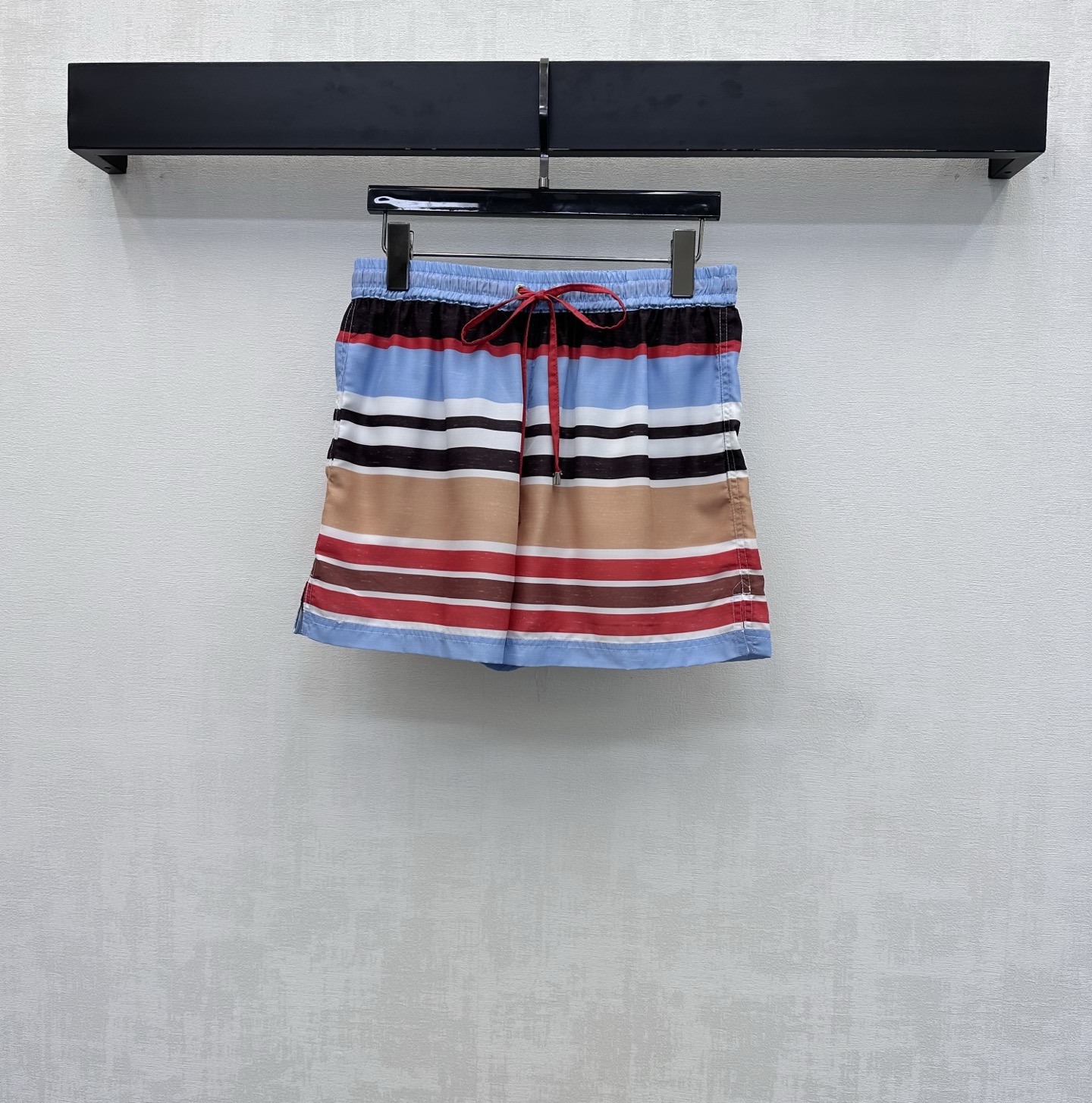 NO:877760,Chane*2026 new product launch Rainbow striped drawstring shorts customized YB imported twill cotton blend fabric Soft and skin-friendly texture Breathable and sweat-absorbent Classic contrasting rainbow stripe interweaving design High visual impact It has a vibrant Italian street atmosphere Elastic drawstring adjustment modifies the waist line to add layering to the look The back hip pockets are decorated with the iconic double C letter embroidery logo decoration to highlight the brand tone Development of surface accessories Drawstring wide-leg shorts cut Can be paired with shirts of the same series  The complete set of outfits is lazy and casual. You can easily create Italian high-end style for daily commuting or weekend vacations. High version 36 38 40,,chanel,shorts,19860909Chane*2026新品上架彩虹条纹抽绳短裤定制YB进口斜纹棉混纺面料 质地柔软亲肤 透气吸汗 经典撞色彩虹条纹交织设计 视觉冲击力强 自带活力满满的意式街头氛围 弹力抽绳调节修饰腰身线条 增添造型层次感 后臀口袋点缀标志性双C字母刺绣徽标装饰 彰显品牌调性 面辅料开发 抽绳阔腿短裤剪裁 可搭配同系列衬衣 成套穿搭慵懒随性 日常通勤还是周末度假 都能轻松打造意式高级风  高版本36 38 40,,chanel,shorts,,Women's clothing