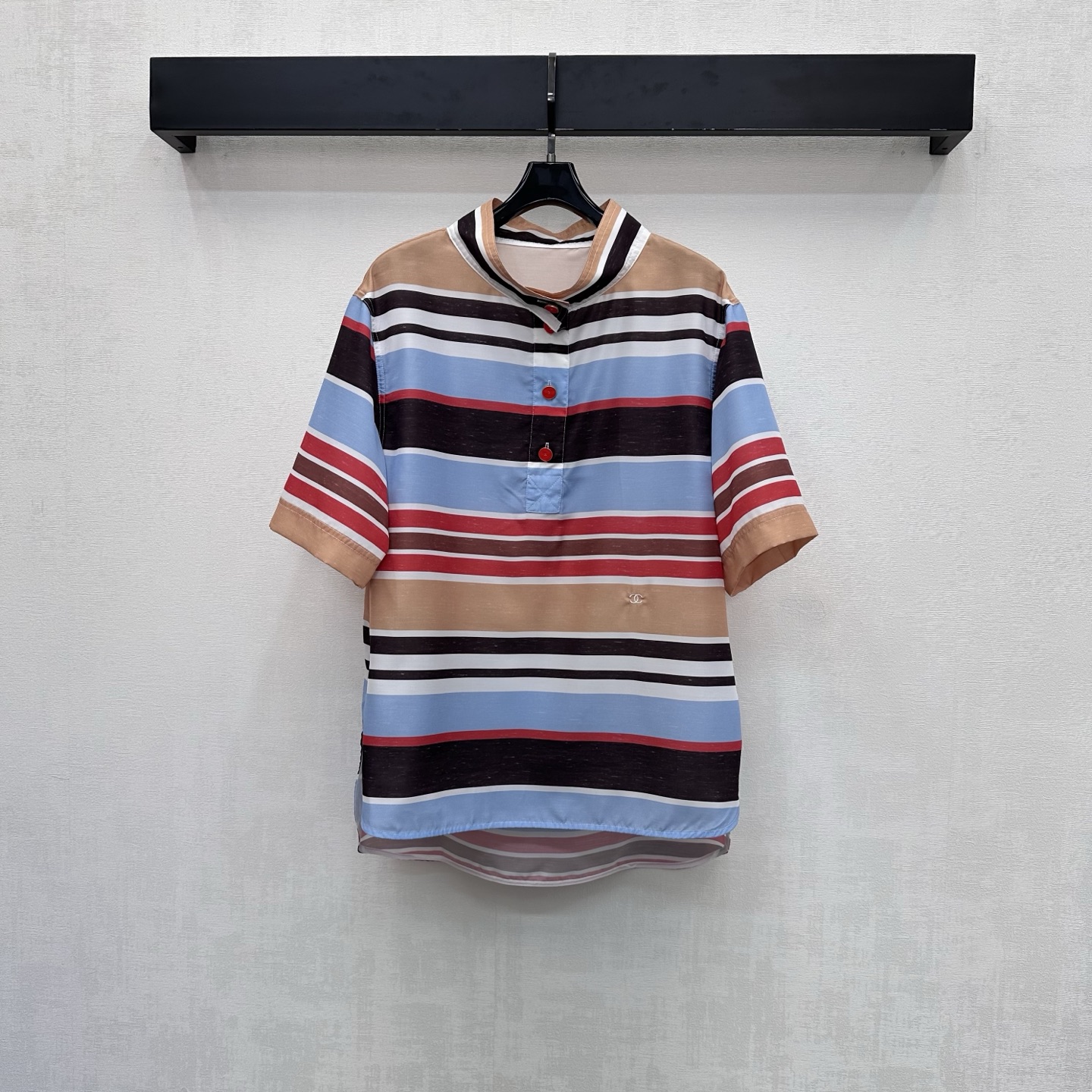 NO:877766,Chane*2026 new product launch Rainbow striped stand-up collar top customized YB imported twill cotton blended fabric Soft and skin-friendly texture Breathable and sweat-absorbent Classic contrasting rainbow stripe interweaving design High visual impact It has a vibrant Italian street atmosphere Stand-up collar and half placket buttons can be adjusted to modify the neck line and add layering to the look The iconic double C letter embroidery logo decoration is embellished on the waist to highlight the brand tone Surface accessories development Stand-up collar short-sleeved top cut Can be paired with long shorts of the same series  The complete set of outfits is lazy and casual. You can easily create Italian high-end style for daily commuting or weekend vacations. High version 36 38 40,,chanel,shorts,T-shirt,19860909Chane*2026新品上架彩虹条纹立领上衣定制YB进口斜纹棉混纺面料 质地柔软亲肤 透气吸汗 经典撞色彩虹条纹交织设计 视觉冲击力强 自带活力满满的意式街头氛围 立领半开襟纽扣调节修饰颈部线条 增添造型层次感 腰侧点缀标志性双C字母刺绣徽标装饰 彰显品牌调性 面辅料开发 立领短袖上衣剪裁 可搭配同系列长短裤 成套穿搭慵懒随性 日常通勤还是周末度假 都能轻松打造意式高级风  高版本36 38 40,,chanel,shorts,T-shirt,,Women's clothing