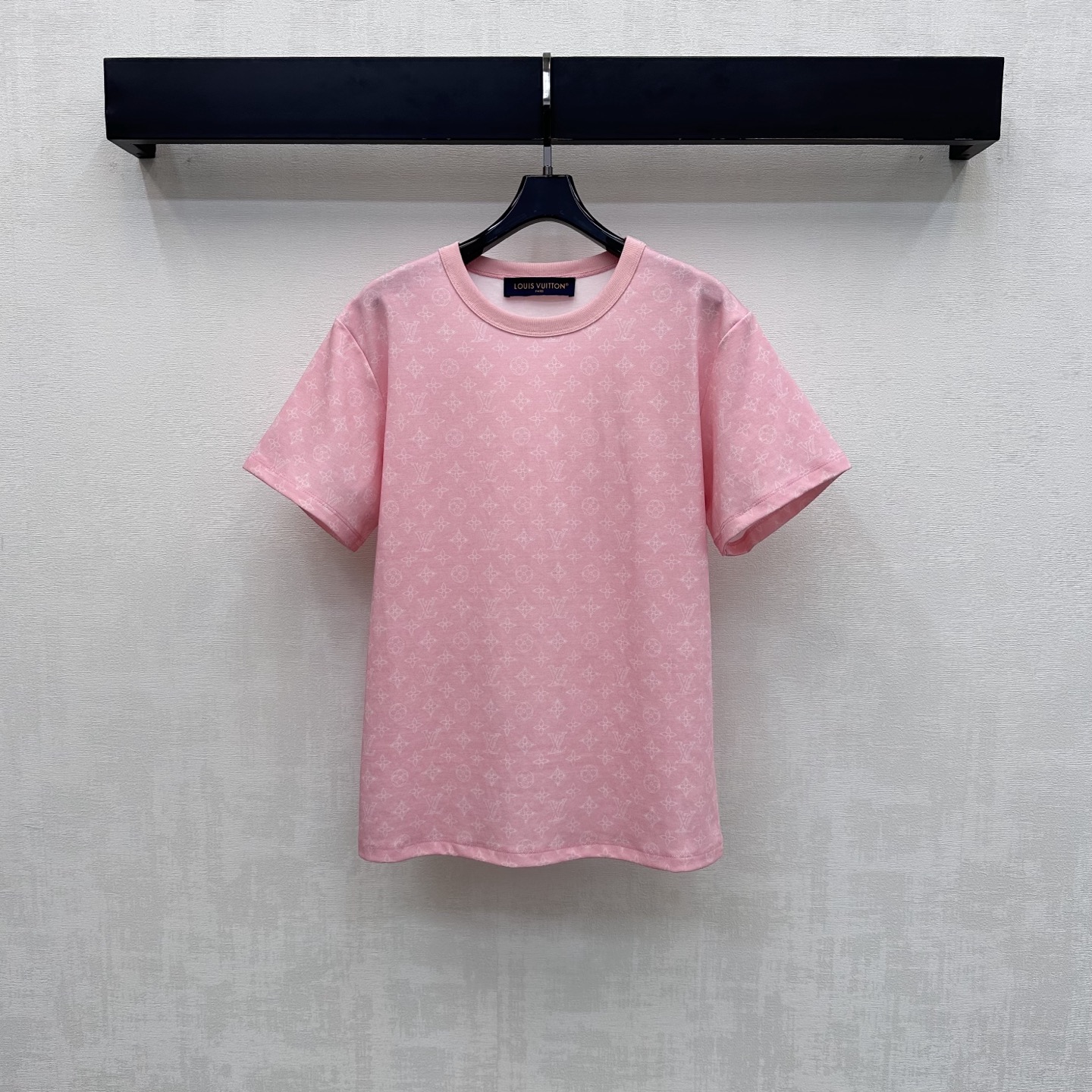 NO:877713,Louis Vuitto*2026 new products are on the shelves. Round neck printed short-sleeved custom YB imported twill cotton material. Breathable and comfortable. The iconic four-leaf clover letter printed logo element is printed all over the body. Highlighting the brand tone. It has a full sense of socialite and old money. High-end style. The regular version is not picky about the figure and is slimmer and proportional. Adds a layered look to create a personalized style. Relaxed and fashionable. Development of surface accessories. Round neck short-sleeved T-shirt tailoring. It is fashionable to wear alone.  High version 3 colors,,louis vuitton,T-shirt,tees,t-shirt,19860909Louis Vuitto*2026新品上架圆领印花短袖定制YB进口斜纹全棉材质 透气舒适 通体满印标志性四叶草字母印花徽标元素 彰显品牌调性 带有满满名媛老钱感 高级格调 常规版型不挑身材更显瘦显比例 增添造型层次感 打造个性风格 松弛而时髦 面辅料开发 圆领短袖T恤剪裁 单穿内搭出彩时髦 高版本3色,,louis vuitton,T-shirt,tees，t-shirt,,Women's clothing
