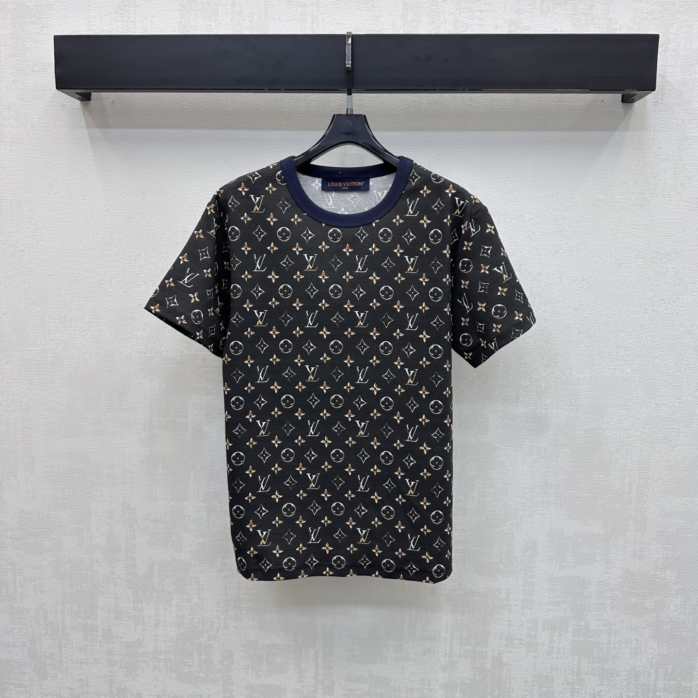 NO:877720,Louis Vuitto*2026 new products are on the shelves. Round neck printed short-sleeved custom YB imported twill cotton material. Breathable and comfortable. The iconic four-leaf clover letter printed logo element is printed all over the body. Highlighting the brand tone. It has a full sense of socialite and old money. High-end style. The regular version is not picky about the figure and is slimmer and proportional. Adds a layered look to create a personalized style. Relaxed and fashionable. Development of surface accessories. Round neck short-sleeved T-shirt tailoring. It is fashionable to wear alone.  High version 3 colors,,louis vuitton,T-shirt,tees,t-shirt,19860909Louis Vuitto*2026新品上架圆领印花短袖定制YB进口斜纹全棉材质 透气舒适 通体满印标志性四叶草字母印花徽标元素 彰显品牌调性 带有满满名媛老钱感 高级格调 常规版型不挑身材更显瘦显比例 增添造型层次感 打造个性风格 松弛而时髦 面辅料开发 圆领短袖T恤剪裁 单穿内搭出彩时髦 高版本3色,,louis vuitton,T-shirt,tees，t-shirt,,Women's clothing