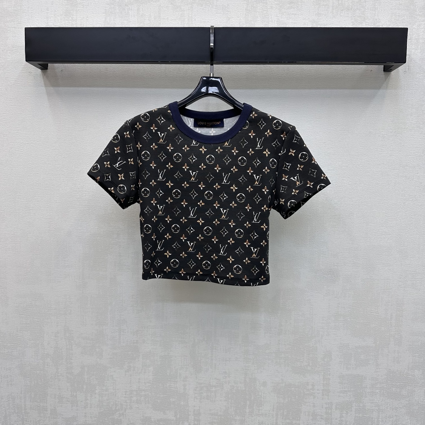NO:877697,Louis Vuitto*2026 new products are on the shelves. Round neck printed short style. Customized YB imported twill cotton material. Breathable and comfortable. The iconic four-leaf clover letter printing logo element is printed all over the body. Highlighting the brand tone. It has a full sense of socialite and old money. High-end style. The short version exposes the waist to make it slimmer and proportional. Adds a sense of layering to the shape. Create a personalized style. Relaxed and fashionable. Development of surface accessories. Round neck short T-shirt tailoring. It is fashionable to wear alone.  High version 3 colors, louis vuitton, tees, t-shirt,19860909Louis Vuitto*2026新品上架圆领印花短款定制YB进口斜纹全棉材质 透气舒适 通体满印标志性四叶草字母印花徽标元素 彰显品牌调性 带有满满名媛老钱感 高级格调 短款版型露出腰身更显瘦显比例 增添造型层次感 打造个性风格 松弛而时髦 面辅料开发 圆领短款T恤剪裁 单穿内搭出彩时髦 高版本3色,,louis vuitton,tees，t-shirt,,Women's clothing