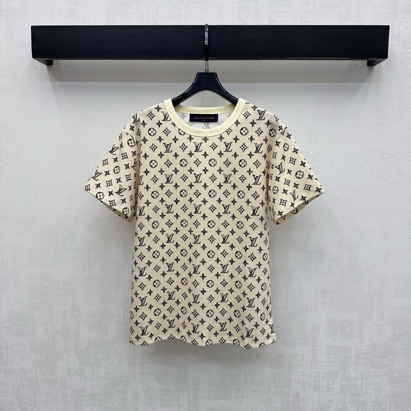 NO:877705,Louis Vuitto*2026 new products are on the shelves. Round neck printed short-sleeved custom YB imported twill cotton material. Breathable and comfortable. The iconic four-leaf clover letter printed logo element is printed all over the body. Highlighting the brand tone. It has a full sense of socialite and old money. High-end style. The regular version is not picky about the figure and is slimmer and proportional. Adds a layered look to create a personalized style. Relaxed and fashionable. Development of surface accessories. Round neck short-sleeved T-shirt tailoring. It is fashionable to wear alone.  High version 3 colors,,louis vuitton,T-shirt,tees,t-shirt,19860909Louis Vuitto*2026新品上架圆领印花短袖定制YB进口斜纹全棉材质 透气舒适 通体满印标志性四叶草字母印花徽标元素 彰显品牌调性 带有满满名媛老钱感 高级格调 常规版型不挑身材更显瘦显比例 增添造型层次感 打造个性风格 松弛而时髦 面辅料开发 圆领短袖T恤剪裁 单穿内搭出彩时髦 高版本3色,,louis vuitton,T-shirt,tees，t-shirt,,Women's clothing