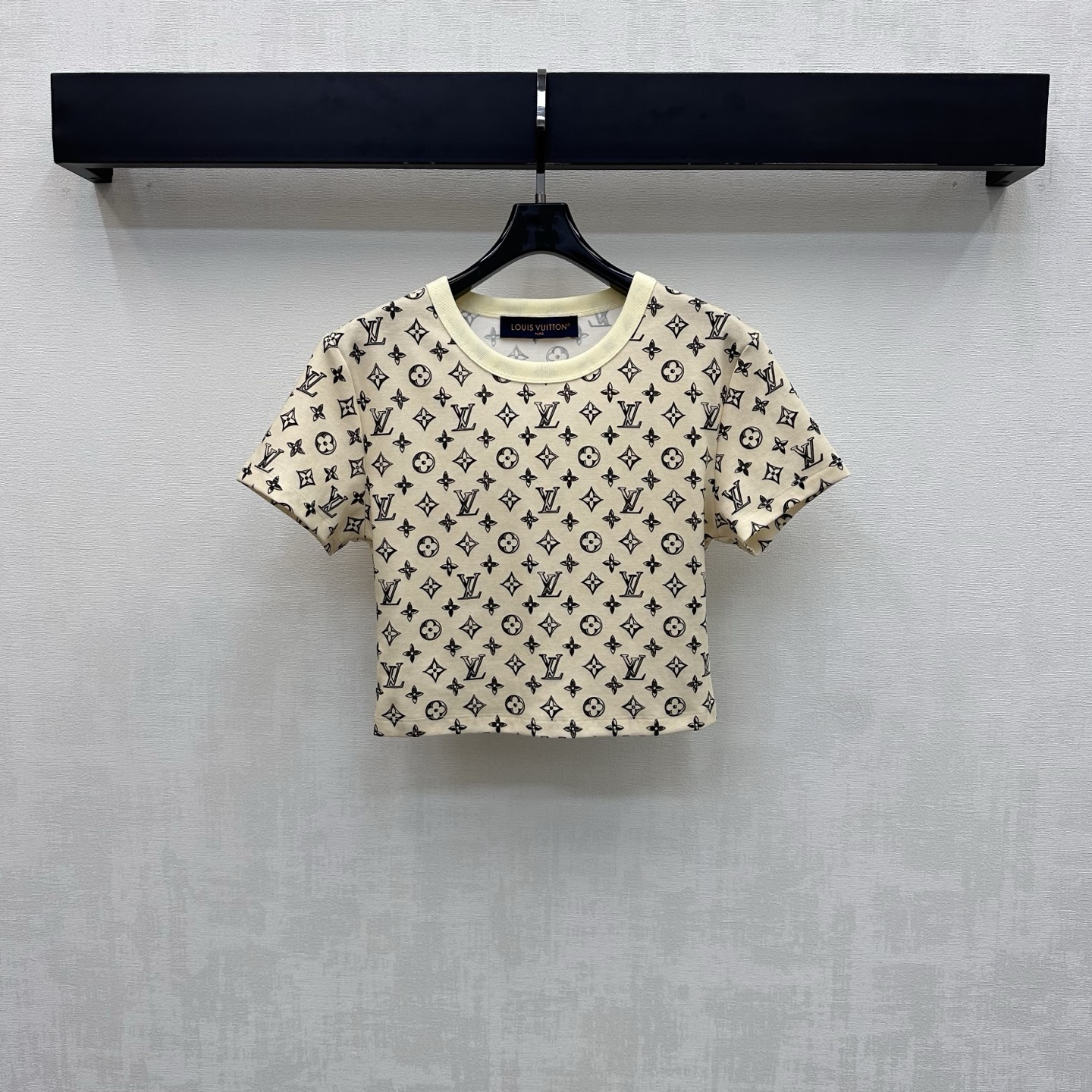 NO:877674,Louis Vuitto*2026 new products are on the shelves. Round neck printed short style. Customized YB imported twill cotton material. Breathable and comfortable. The iconic four-leaf clover letter printing logo element is printed all over the body. Highlighting the brand tone. It has a full sense of socialite and old money. High-end style. The short version exposes the waist to make it slimmer and proportional. Adds a sense of layering to the shape. Create a personalized style. Relaxed and fashionable. Development of surface accessories. Round neck short T-shirt tailoring. It is fashionable to wear alone.  High version 3 colors, louis vuitton, tees, t-shirt,19860909Louis Vuitto*2026新品上架圆领印花短款定制YB进口斜纹全棉材质 透气舒适 通体满印标志性四叶草字母印花徽标元素 彰显品牌调性 带有满满名媛老钱感 高级格调 短款版型露出腰身更显瘦显比例 增添造型层次感 打造个性风格 松弛而时髦 面辅料开发 圆领短款T恤剪裁 单穿内搭出彩时髦 高版本3色,,louis vuitton,tees，t-shirt,,Women's clothing