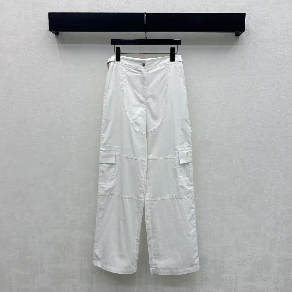 NO:877793,Louis Vuitto*2026 new arrivals Logo linen work trousers customized YB imported linen cotton material Breathable and comfortable, full of texture Stamped button adjustment on the placket and symmetrical side pocket design adds layering to the look Decorated with iconic letter embroidered lace logo Highlights the brand tone Development of fabric accessories High-waisted buttoned straight trousers can be matched with the same series of shirts High-end fashionable daily commuting set High version 2 colors, Louis  vuitton,shirts,19860909Louis Vuitto*2026新品上架徽标亚麻工装长裤定制YB进口亚麻全棉材质 透气舒适 质感十足 开襟刻印纽扣调节配合对称侧口袋设计 增添造型层次感 点缀标志性字母刺绣花边徽标装饰 彰显品牌调性 面辅料开发 高腰系扣直筒长裤剪裁 可搭配同系列衬衫 日常通勤成套穿搭高级时髦 高版本2色,,louis vuitton,shirts,,Women's clothing