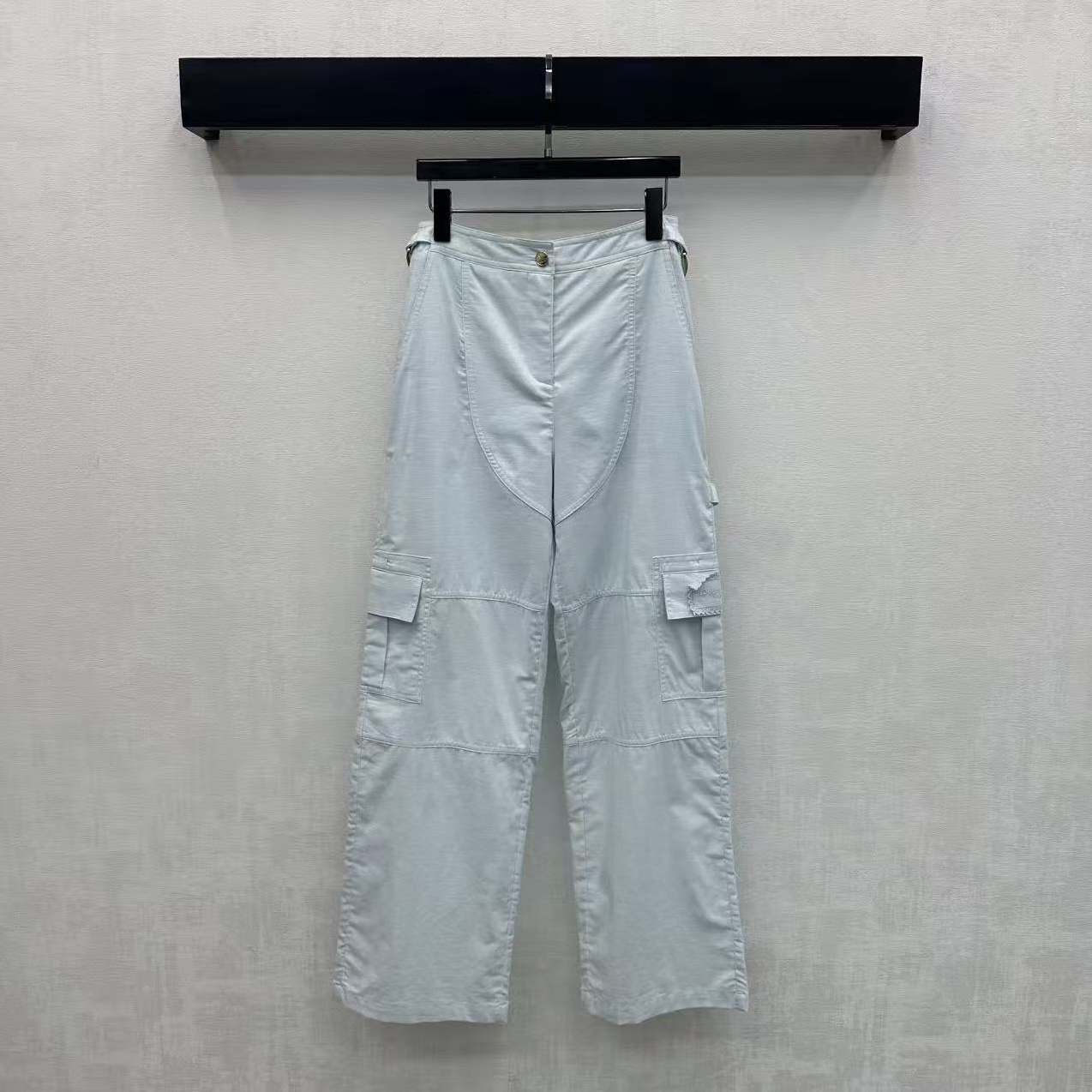 NO:877755,Louis Vuitto*2026 new arrivals Logo linen work trousers customized YB imported linen cotton material Breathable and comfortable, full of texture Stamped button adjustment on the placket and symmetrical side pocket design adds layering to the look Decorated with iconic letter embroidered lace logo Highlights the brand tone Development of fabric accessories High-waisted buttoned straight trousers can be matched with the same series of shirts High-end fashionable daily commuting set High version 2 colors, Louis  vuitton,shirts,19860909Louis Vuitto*2026新品上架徽标亚麻工装长裤定制YB进口亚麻全棉材质 透气舒适 质感十足 开襟刻印纽扣调节配合对称侧口袋设计 增添造型层次感 点缀标志性字母刺绣花边徽标装饰 彰显品牌调性 面辅料开发 高腰系扣直筒长裤剪裁 可搭配同系列衬衫 日常通勤成套穿搭高级时髦 高版本2色,,louis vuitton,shirts,,Women's clothing