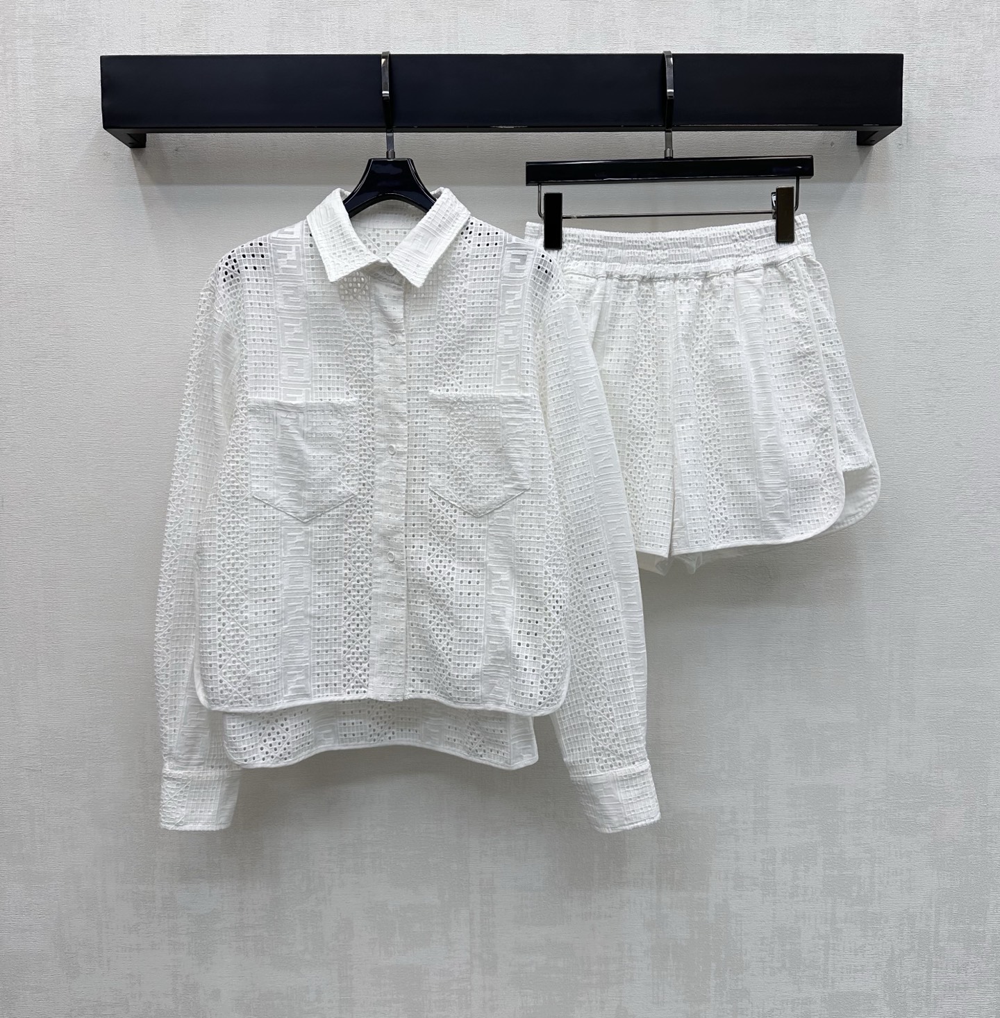 NO:878396,Fend*2026 new products are on the shelves Heavy-duty hollow lace shirt shorts suit customized YB imported embroidery material Soft skin-friendly and breathable with a slight natural texture Pure white tone and gentle temperament  Lapel long-sleeved shirt, high-waisted and wide-leg shorts cut. Wear it as a set to easily create a high-end Italian style. High version, fendi, shorts, shirts,19860909Fend*2026新品上架重工镂空蕾丝衬衫短裤套装定制YB进口绣花材质 柔软亲肤透气 带有微微自然肌理感 纯白色调温柔显气质 上身自带慵懒随性的意式度假氛围 通体细腻镂空蕾丝字母提花徽标装饰 彰显品牌调性 开襟纽扣调节配合弹力松紧腰设计 增添造型层次感 提升整体精致度 翻领长袖衬衫高腰阔腿短裤剪裁 成套穿搭轻松打造意式高级风  高版本,,fendi,shorts,shirts,,Women's clothing