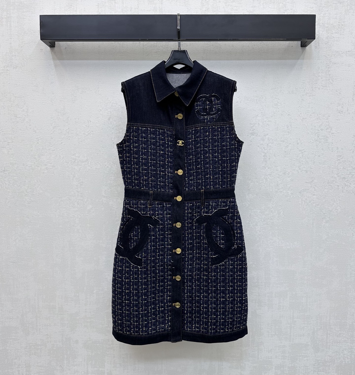 NO:878067,Chane*2026 new arrivals tweed splicing denim vest dress customized YB imported twill cotton denim tweed fabric splicing material. The texture is crisp and stylish. The retro dark blue tone is adjusted with metal letter buttons on the placket to echo the double C embroidery decoration. It highlights the brand tone. Decorated with the same color tweed splicing design to add layering to the look. Surface accessories development. Lapel sleeveless dress tailoring. High-end fashion for commuting and dating. High version 36 38  40,,chanel,skirts,19860909Chane*2026新品上架粗花呢拼接牛仔背心裙定制YB进口斜纹全棉牛仔粗花呢面料拼接材质 质地挺括有型 复古深蓝基调配合开襟金属字母纽扣调节呼应双C绣花装饰 彰显品牌调性 饰以同色系粗花呢拼接设计 增添造型层次感 面辅料开发 翻领无袖连衣裙剪裁 通勤约会穿搭高级时髦   高版本36 38 40,,chanel,skirts,,Women's clothing