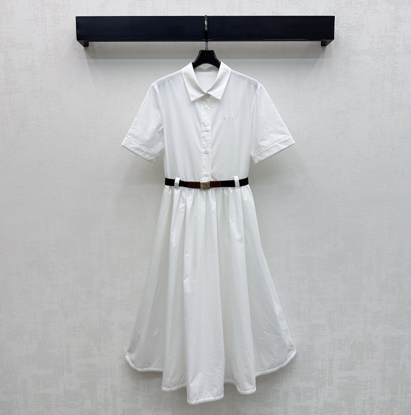 NO:878061,Miumi*2026 new arrival lace splicing dress is made of YB imported twill cotton fabric. Breathable, comfortable and stylish. Off-white tones are gentle and show temperament. The upper body has a fresh and elegant French atmosphere. The lapel half placket button can be adjusted to modify the neck line. The delicate white lace design is spliced with the cuffs and skirt to add layering to the look. The chest is embellished with the iconic letter embroidered logo decoration. The adjustable metal buckle ribbon decoration echoes the waist to highlight the brand tone and enhance the overall sophistication.  Easily outlines the graceful waistline. The long A-line pleated skirt covers the flesh, slims and modifies the figure. Development of fabric accessories. Lapel short-sleeved dress tailoring. You can easily create French high-end style for daily commuting or weekend vacations. High version, miumiu, skirts, T-shirt,19860909Miumi*2026新品上架蕾丝拼接连衣裙定制YB进口斜纹全棉面料 透气舒适有型 米白色调温柔显气质 上身自带清新优雅的法式氛围 翻领半开襟纽扣调节修饰颈部线条 配合袖口及裙摆处拼接细腻白色蕾丝花边设计 增添造型层次感 胸前点缀标志性字母刺绣徽标装饰 呼应腰部可调节金属扣织带装饰 彰显品牌调性 提升整体精致度 轻松勾勒曼妙腰线 长款A字压褶裙摆遮肉显瘦修饰身形 面辅料开发 翻领短袖连衣裙剪裁 日常通勤还是周末度假都能轻松打造法式高级风 高版本,,miumiu,skirts,T-shirt,,Women's clothing
