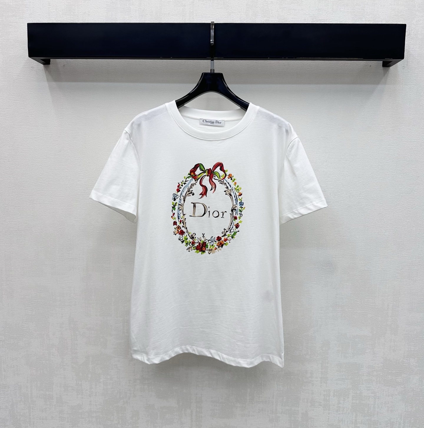 NO:878394,Dio*2026 new products are on the shelves. Hand-painted printed short-sleeved custom-made YB imported twill cotton material. Soft, skin-friendly and breathable. Retro garland and bow printed pattern elements are embellished in the center of the chest to add layering to the look. Iconic letter logo design highlights the brand tone. Development of surface accessories. Round neck short-sleeved T-shirt tailoring. It is fashionable when worn alone or layered. High version, dior, T-shirt, tees, t-shirt,19860909Dio*2026新品上架手绘印花短袖定制YB进口斜纹全棉材质 柔软亲肤透气 胸前居中点缀复古花环与蝴蝶结印花图案元素 增添造型层次感 标志性字母徽标设计 彰显品牌调性 面辅料开发 圆领短袖T恤剪裁 单穿叠穿出彩时髦 高版本,,dior,T-shirt,tees，t-shirt,,Women's clothing