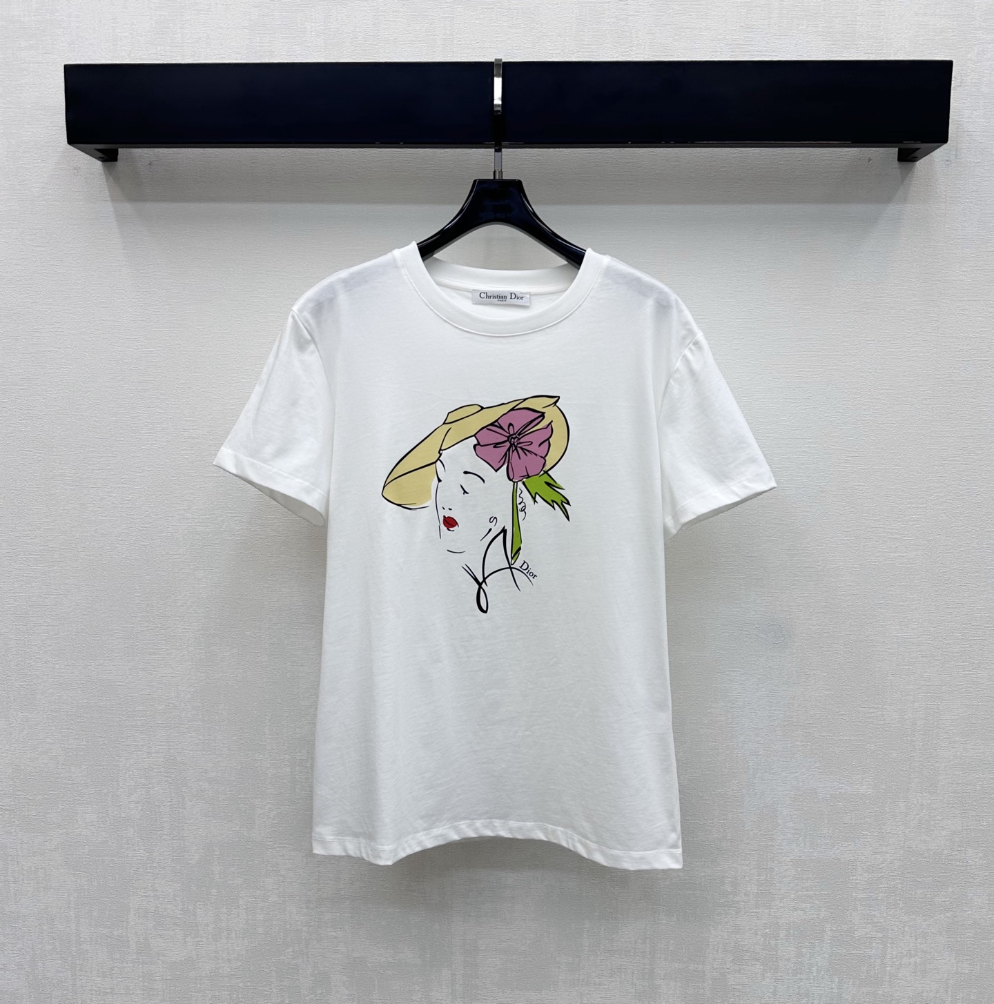 NO:878392,Dio*2026 new products are on the shelves. Hand-painted printed short-sleeved custom-made YB imported twill cotton material. Soft, skin-friendly and breathable. Retro hand-painted style girl wearing a hat printed pattern element is embellished in the center of the chest. Adds layering to the look. Iconic letter logo design highlights the brand tone. Development of surface accessories. Round neck short-sleeved T-shirt tailoring. It is fashionable when worn alone or layered. High version, dior, T-shirt, tees, t-shirt, hats,19860909Dio*2026新品上架手绘印花短袖定制YB进口斜纹全棉材质 柔软亲肤透气 胸前居中点缀复古手绘风格戴帽少女头像印花图案元素 增添造型层次感 标志性字母徽标设计 彰显品牌调性 面辅料开发 圆领短袖T恤剪裁 单穿叠穿出彩时髦 高版本,,dior,T-shirt,tees，t-shirt,hats,,Women's clothing