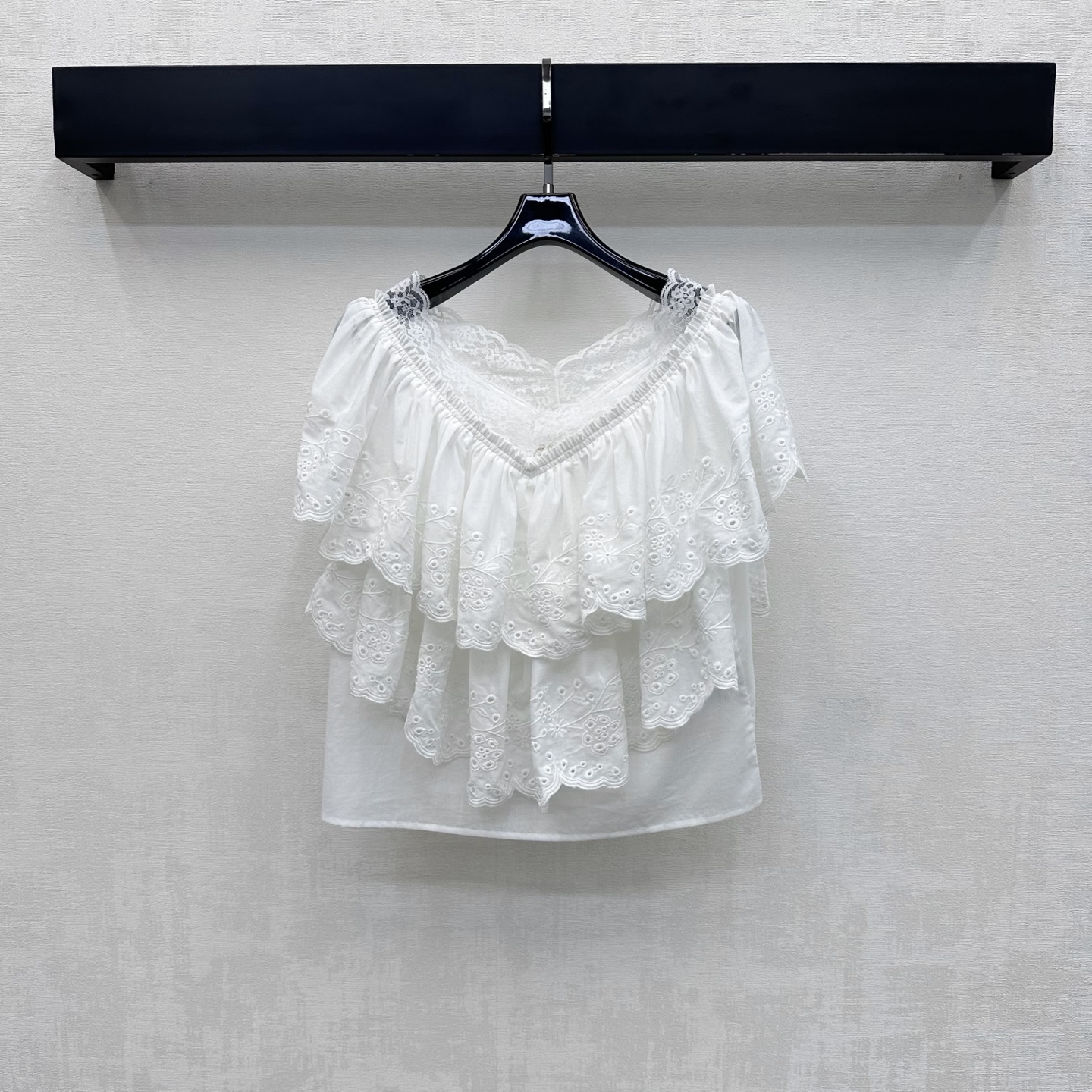 NO:878402,Chole*2026 new arrivals Lace ruffled short-sleeved tops are made of custom YB imported twill cotton. The texture is soft and smooth. Breathable and sweat-absorbent. With a slight natural drape. Classic pure white tone. Gentle and elegant. The upper body has a fresh and elegant French atmosphere. The V-neck version modifies the neck line and adds layering to the look. The collar is spliced with delicate white lace design to highlight the brand's tone. Surface accessories are developed. V-neck short-sleeved tops are cut and can be paired with skirts of the same series.  Wear a complete set to create a French romantic atmosphere. High version, skirts, T-shirt,19860909Chole*2026新品上架蕾丝荷叶边短袖上衣定制YB进口斜纹棉材质 质地柔软顺滑 透气吸汗 带有微微自然垂坠感 经典纯白色调 温柔显气质 上身自带清新优雅的法式氛围 V领版型修饰颈部线条 增添造型层次感 领边拼接细腻白色蕾丝花边设计 彰显品牌调性 面辅料开发 V 领短袖上衣剪裁 可搭配同系列半裙 成套穿搭打造法式浪漫氛围感  高版本,,skirts,T-shirt,,Women's clothing
