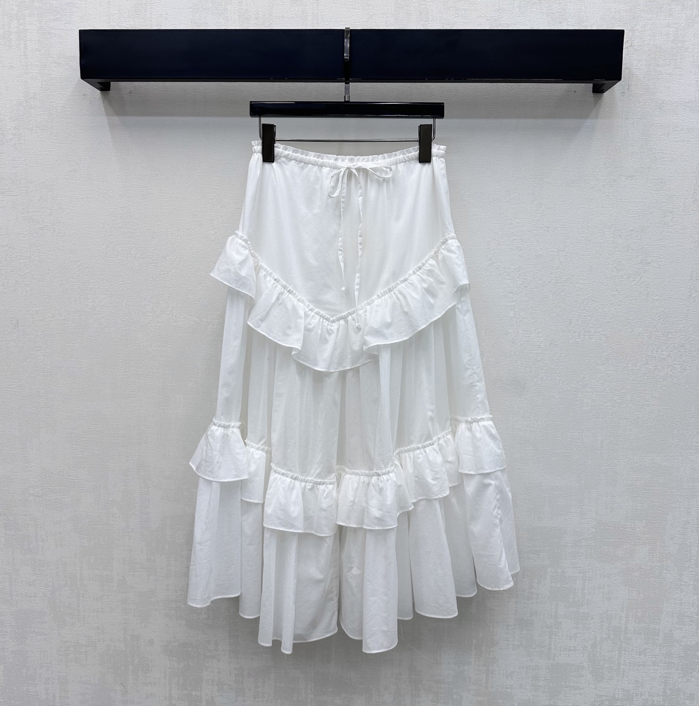 NO:878400,Chole*2026 new arrivals Lace ruffled short-sleeved tops are made of YB imported twill cotton material. Soft and smooth texture. Breathable and sweat-absorbent. With a slight natural drape. Classic pure white tone. Gentle and elegant. The upper body has a fresh and elegant French atmosphere. It follows the multi-layer cake skirt cutting design. It can easily cover the leg lines and elongate the leg proportions. Add a sense of layering to the look. Highlight the brand tonality. Development of surface accessories. High-waisted drawstring skirt cut. Can be matched with tops of the same series.  Wear a complete set to create a French romantic atmosphere. High version, skirts, T-shirt,19860909Chole*2026新品上架蕾丝荷叶边短袖上衣定制YB进口斜纹棉材质 质地柔软顺滑 透气吸汗 带有微微自然垂坠感 经典纯白色调 温柔显气质 上身自带清新优雅的法式氛围 沿用多层蛋糕裙摆裁剪设计 轻松遮盖腿部线条拉长腿部比例 增添造型层次感 彰显品牌调性 面辅料开发 高腰抽绳半裙剪裁 可搭配同系列上衣 成套穿搭打造法式浪漫氛围感  高版本,,skirts,T-shirt,,Women's clothing