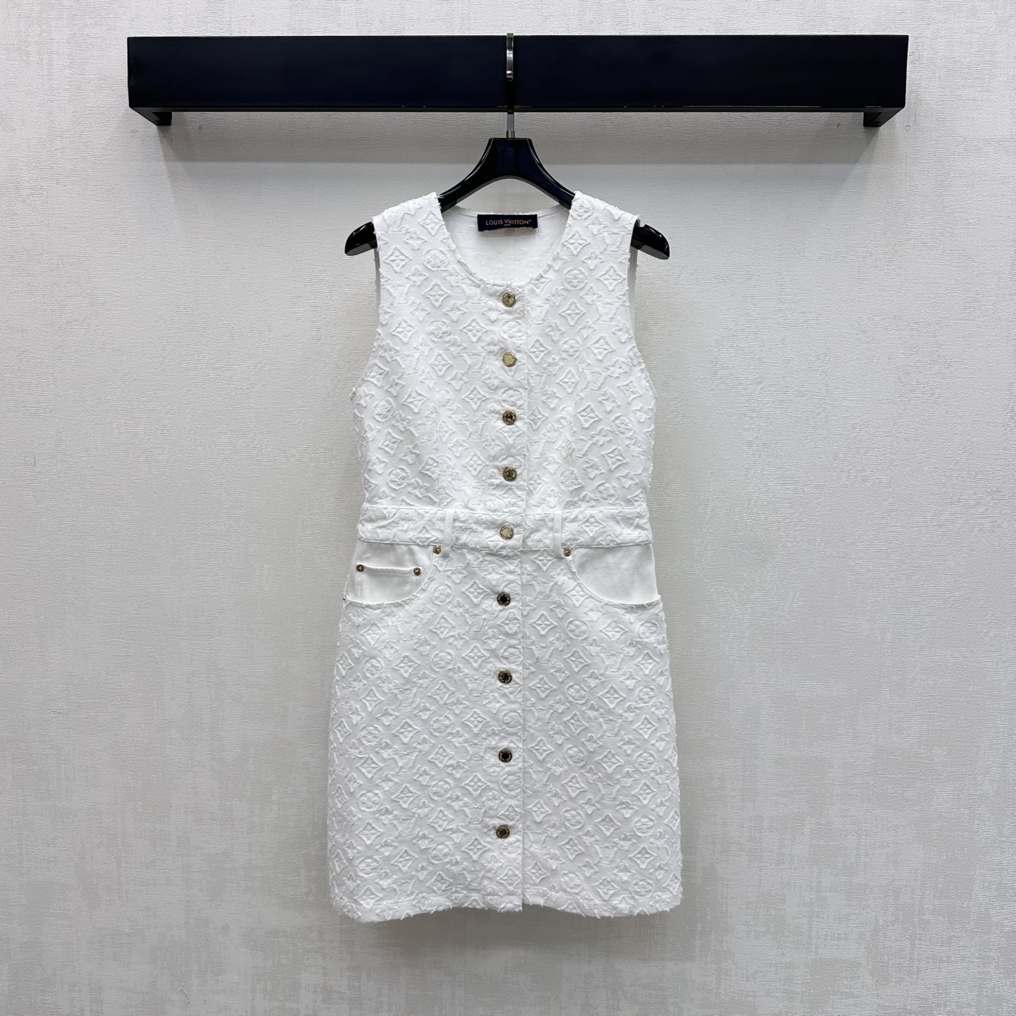 NO:878056,Louis Vuitto*2026 new arrivals jacquard denim vest dress customized with YB imported twill cotton denim material Multiple washes present a crisp texture The iconic four-leaf clover jacquard in pure white tone is low-key and outlines a high-end texture The fabric is crisp yet soft and neatly cut to highlight the brand's tone The waisted version is matched with the placket metal engraved zipper adjustment design to add layering to the look Surface accessories development Round-neck vest skirt version tailoring Easily raises the waistline to show leg length  Dress with a French accent that is both sweet and cool. High version, Louis Vuitton, skirts,19860909Louis Vuitto*2026新品上架提花牛仔背心裙定制YB进口斜纹棉牛仔材质 多重水洗呈现出挺括质感 纯白色调标志性四叶草字母提花低调勾勒高级质感 面料挺括又不失柔软度利落裁剪 彰显品牌调性 收腰版型配合开襟金属刻印拉链调节设计 增添造型层次感 面辅料开发 圆领背心裙版型剪裁 轻松拉高腰线显腿长 穿搭甜酷兼具的法式腔调  高版本,,louis vuitton,skirts,,Women's clothing