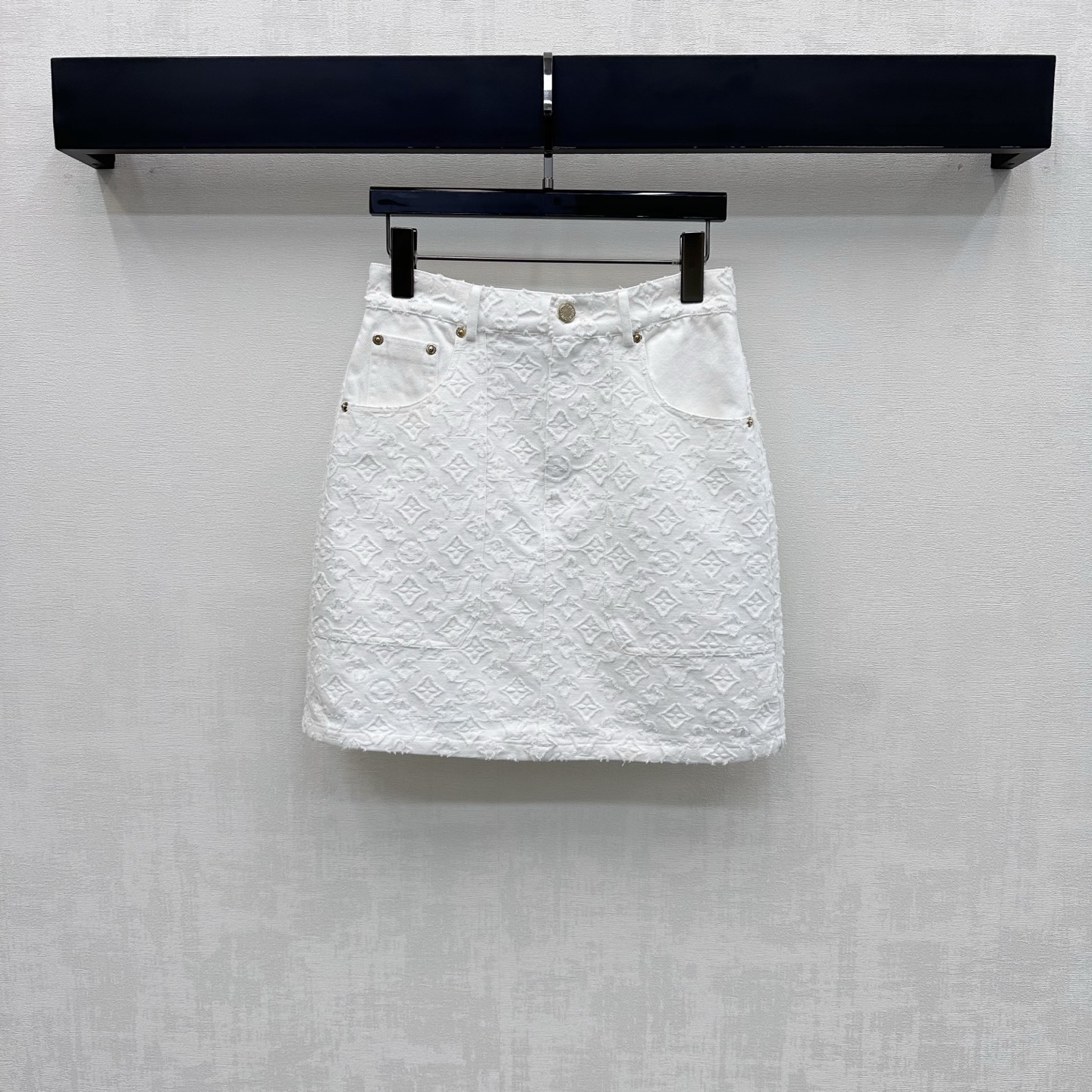 NO:878062,Louis Vuitto*2026 new arrivals jacquard denim skirt custom made of YB imported twill cotton denim material Multiple washes present a crisp texture Pure white iconic four-leaf clover letter jacquard low-key outlines a high-end texture The fabric is crisp yet soft and neatly cut to highlight the brand tone Metal stamped button zipper adjustment design adds layering to the look Surface accessories development High-waist buttoned straight short skirt style tailoring  Wear it casually with a sweet and cool French accent. High version, Louis Vuitton, skirts,19860909Louis Vuitto*2026新品上架提花牛仔半裙定制YB进口斜纹棉牛仔材质 多重水洗呈现出挺括质感 纯白色调标志性四叶草字母提花低调勾勒高级质感 面料挺括又不失柔软度利落裁剪 彰显品牌调性 开襟金属刻印纽扣拉链调节设计 增添造型层次感 面辅料开发 高腰系扣直筒短裙版型剪裁 随意搭配穿搭甜酷兼具的法式腔调  高版本,,louis vuitton,skirts,,Women's clothing
