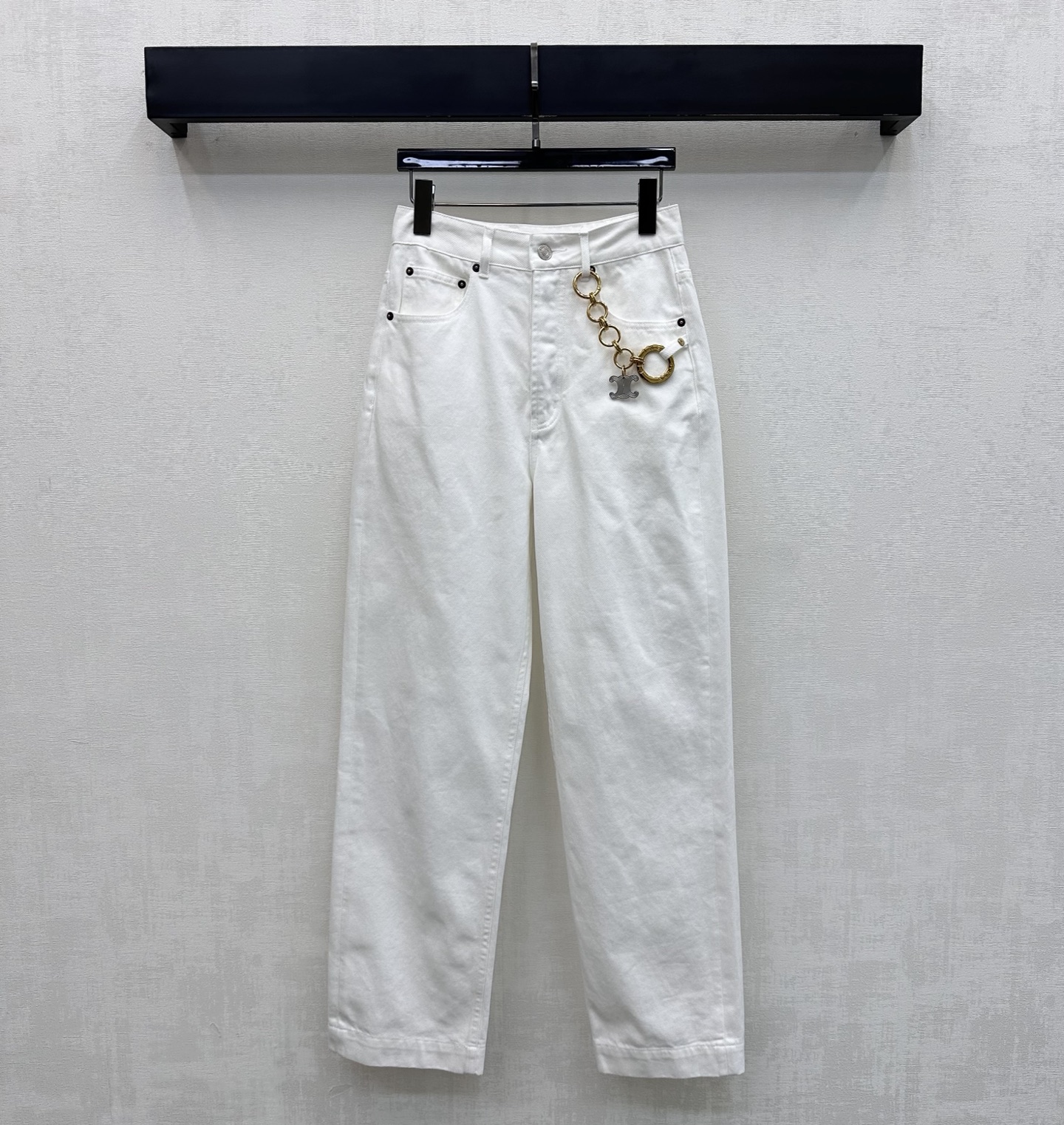 NO:878050,Celin*2026 new products are on the shelves. Metal chain buckle denim trousers are made of YB imported twill cotton denim material. They are very wide and stylish. They use multiple washing processes to restore the high-end texture. The straight version is equipped with engraved letter breast button adjustment design to add a sense of layering. The waist and hip are decorated with the iconic metal Arc de Triomphe logo chain buckle. It echoes the leather letter patch details on the back waist and highlights the brand tone. The development of surface accessories. High-waist buttoned straight trousers cut. Casual matching with tops to wear simple and advanced.  High version-,,celine,19860909Celin*2026新品上架金属链扣牛仔长裤定制YB进口斜纹棉牛仔材质 挺阔有型 沿用多重水洗工艺还原高级质感 直筒版型搭配刻印字母排扣调节设计 增添造型层次感 腰胯饰以标志性金属凯旋门徽标链扣点缀装饰 呼应后腰字母皮牌细节 彰显品牌调性 面辅料开发 高腰系扣直筒长裤剪裁 随意搭配上装穿搭简约又高级 高版本-,,celine,,Women's clothing