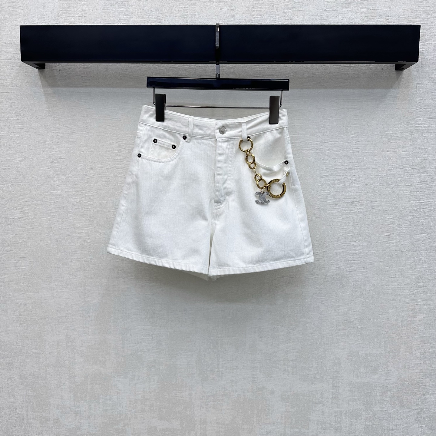 NO:878073,Celin*2026 new products are on the shelves. Metal chain buckle denim trousers are made of YB imported twill cotton denim material. They are very wide and stylish. They use multiple washing processes to restore the high-end texture. The straight version is equipped with engraved letter button adjustment design to add a sense of layering. The waist and hip are decorated with the iconic metal Arc de Triomphe logo chain buckle. It echoes the leather letter patch details on the back waist and highlights the brand tone. The development of surface accessories. High-waist buttoned straight shorts cut. Casual matching with tops to wear simple and advanced.  High version-,,celine,shorts,19860909Celin*2026新品上架金属链扣牛仔长裤定制YB进口斜纹棉牛仔材质 挺阔有型 沿用多重水洗工艺还原高级质感 直筒版型搭配刻印字母排扣调节设计 增添造型层次感 腰胯饰以标志性金属凯旋门徽标链扣点缀装饰 呼应后腰字母皮牌细节 彰显品牌调性 面辅料开发 高腰系扣直筒短裤剪裁 随意搭配上装穿搭简约又高级 高版本-,,celine,shorts,,Women's clothing