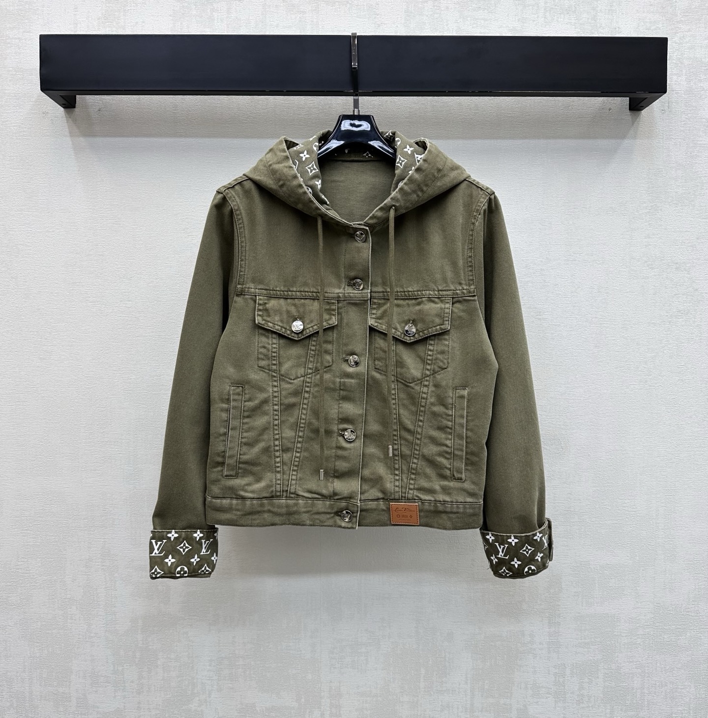 NO:878077,Louis Vuitto*2026 new products are on the shelves. Army green denim jackets are made of custom-made YB imported twill cotton denim fabric. The texture is crisp and stylish. The classic military green tone is calm and high-end and does not pick the skin tone. The folded cuffs hood is used to reveal the iconic four-leaf clover letter logo pattern element to highlight the brand's tone. The waist is embellished with engraved contrasting leather logo decoration to add layering to the look. The development of surface accessories. The hooded jacket jacket is tailored to match the long shorts of the same series. Easily create a French haute couture style when worn as a set. Series development  high version,,louis vuitton,shorts,jackets & coats,jackets & coats,hats,19860909Louis Vuitto*2026新品上架军绿色牛仔夹克外套定制YB进口斜纹全棉牛仔面料 质地挺括有型 经典军绿色调沉稳高级不挑肤色 沿用翻折袖口帽子露出标志性四叶草字母徽标图案元素 彰显品牌调性 腰间点缀刻印撞色皮标装饰 增添造型层次感 面辅料开发 连帽夹克外套版型剪裁 可搭配同系列长短裤 成套穿搭轻松打造法式高级风 系列开发 高版本,,louis vuitton,shorts,jackets & coats,jackets & coats,hats,,Women's clothing