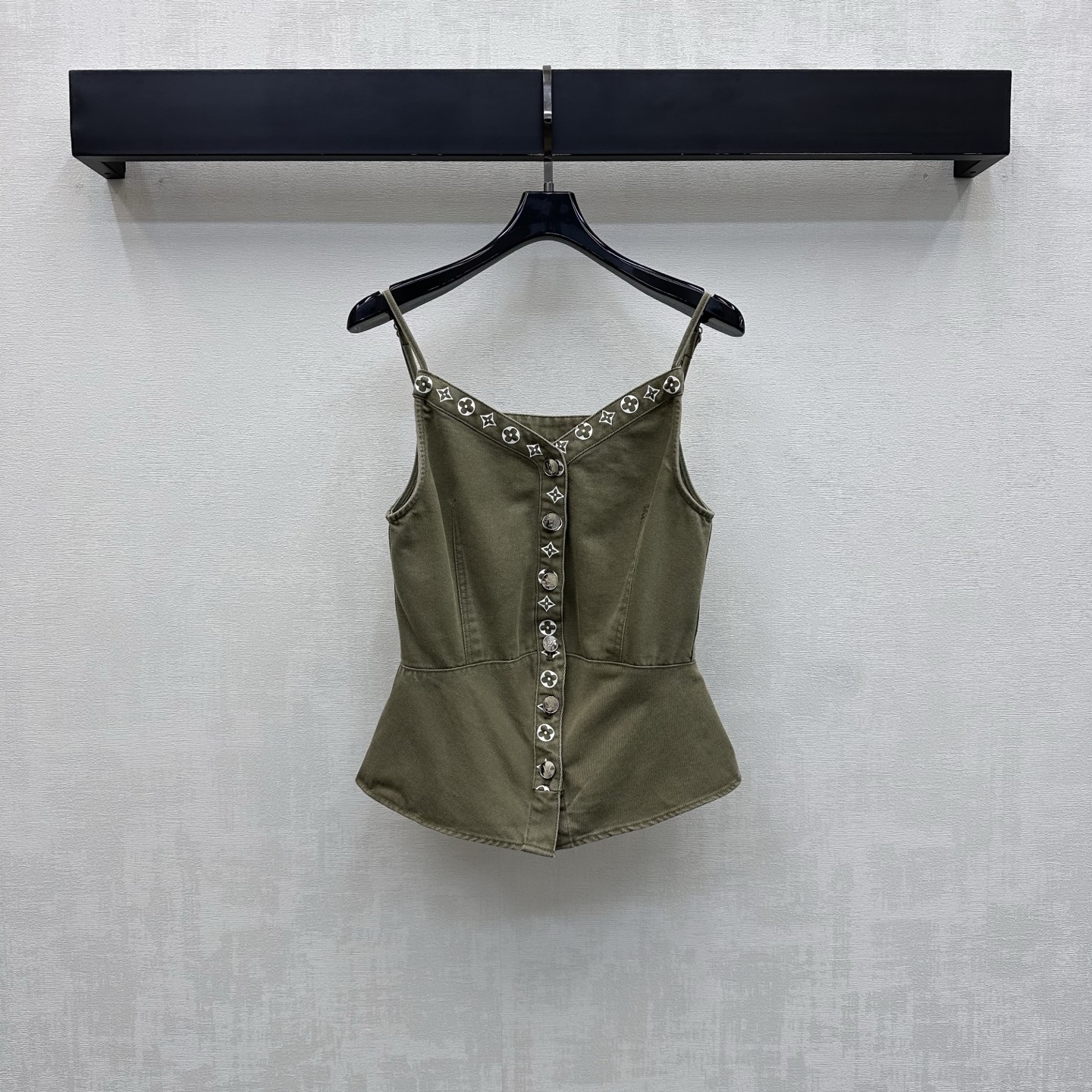 NO:878071,Louis Vuitto*2026 new products are on the shelves. Army green denim camisole, customized YB imported twill cotton denim fabric. The texture is crisp and stylish. The classic military green tone is calm and high-end. The spaghetti straps are adjustable and the waist style can modify the shoulder lines. Easily outline the body curve and add a sense of layering. The single row of metal engraved button design is used from the chest to the hem. The iconic four-leaf clover letter printed logo echoes the collar placket and is decorated with contrasting details to highlight the brand tone. Development of surface accessories.  The waist-cinching camisole is tailored and can be paired with long shorts of the same series. It is easy to create a French high-end style when worn as a set. Series development. High version, Louis Vuitton, shorts,19860909Louis Vuitto*2026新品上架军绿色牛仔吊带背心定制YB进口斜纹全棉牛仔面料 质地挺括有型 经典军绿色调沉稳高级不挑肤色细肩带可调节收腰版型修饰肩部线条 轻松勾勒身材曲线 增添造型层次感 胸前至下摆沿用单排金属刻印纽扣设计 呼应领边门襟处点缀标志性四叶草字母印花徽标撞色细节 彰显品牌调性 面辅料开发 收腰吊带背心版型剪裁 可搭配同系列长短裤 成套穿搭轻松打造法式高级风 系列开发 高版本,,louis vuitton,shorts,,Women's clothing