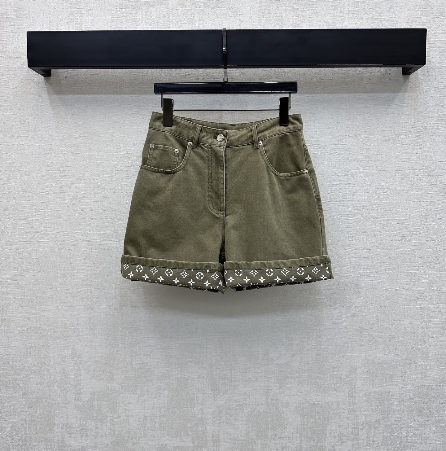 NO:878075,Louis Vuitto*2026 new product launches military green denim turn-over shorts, customized YB imported twill cotton denim fabric. The texture is crisp and stylish. The classic military green tone is calm and advanced, not picky about skin color. The folded trouser legs are used to reveal the iconic four-leaf clover letter logo pattern elements to highlight the brand's tone. The back waist is embellished with engraved contrasting color leather label decoration to add layering to the look. Surface accessories development. High-waist buttoned straight shorts cut. Can be paired with vest jackets of the same series.  Easily create a French high-end style by wearing a complete set. Series development, high version, Louis Vuitton, shorts, jackets & coats,19860909Louis Vuitto*2026新品上架军绿色牛仔翻折短裤定制YB进口斜纹全棉牛仔面料 质地挺括有型 经典军绿色调沉稳高级不挑肤色 沿用翻折裤腿露出标志性四叶草字母徽标图案元素 彰显品牌调性 后腰点缀刻印撞色皮标装饰 增添造型层次感 面辅料开发 高腰系扣直筒短裤版型剪裁 可搭配同系列背心外套 成套穿搭轻松打造法式高级风 系列开发 高版本,,louis vuitton,shorts,jackets & coats,,Women's clothing