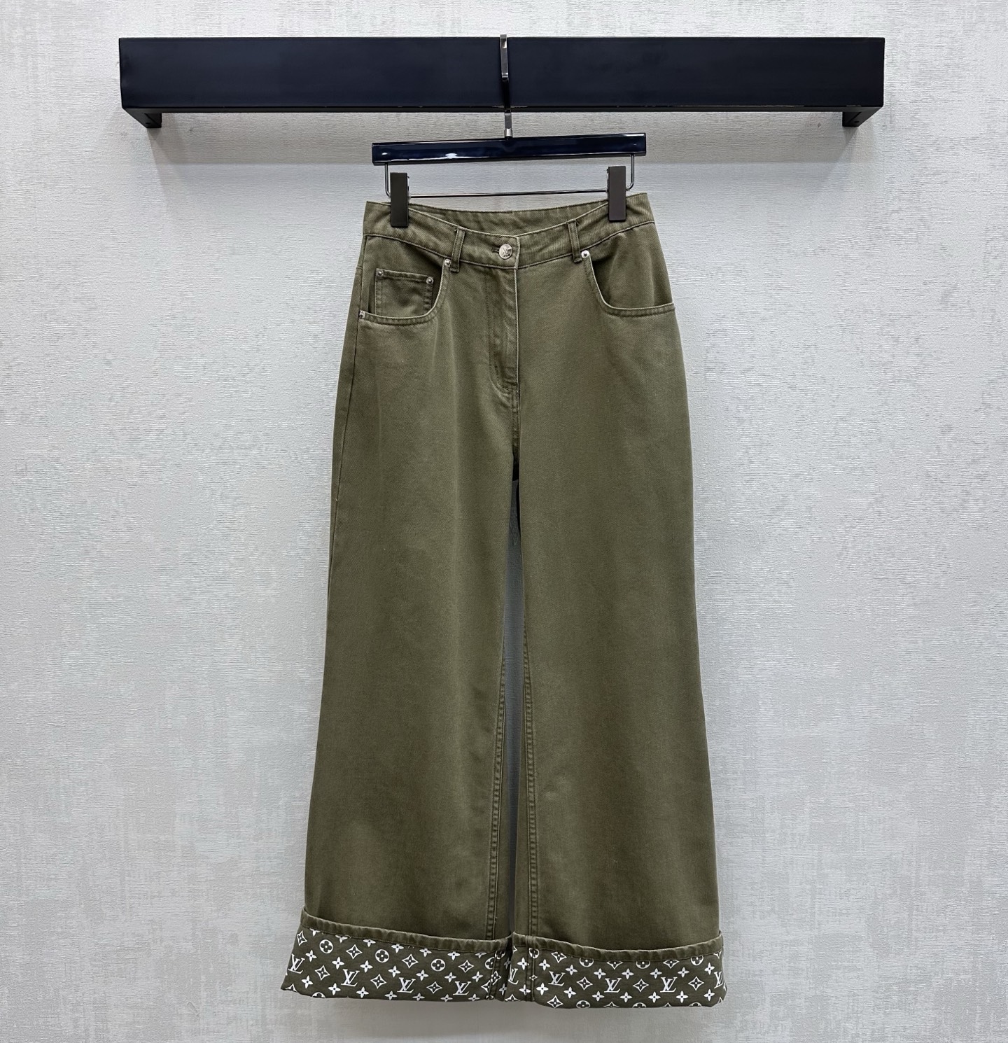 NO:878068,Louis Vuitto*2026 new products are on the shelves. Army green denim fold-over trousers are customized with YB imported twill cotton denim fabric. The texture is crisp and stylish. The classic military green tone is calm and high-end and does not pick the skin tone. The folded trouser legs are used to reveal the iconic four-leaf clover letter logo pattern elements to highlight the brand's tone. The back waist is embellished with engraved contrasting leather label decoration to add layering to the look. Surface accessories development. High-waist buttoned straight trousers cut. Can be paired with vest jackets of the same series.  Easily create a French high-end style by wearing a complete set. Series development, high version, Louis Vuitton, jackets & coats,19860909Louis Vuitto*2026新品上架军绿色牛仔翻折长裤定制YB进口斜纹全棉牛仔面料 质地挺括有型 经典军绿色调沉稳高级不挑肤色 沿用翻折裤腿露出标志性四叶草字母徽标图案元素 彰显品牌调性 后腰点缀刻印撞色皮标装饰 增添造型层次感 面辅料开发 高腰系扣直筒长裤版型剪裁 可搭配同系列背心外套 成套穿搭轻松打造法式高级风 系列开发 高版本,,louis vuitton,jackets & coats,,Women's clothing