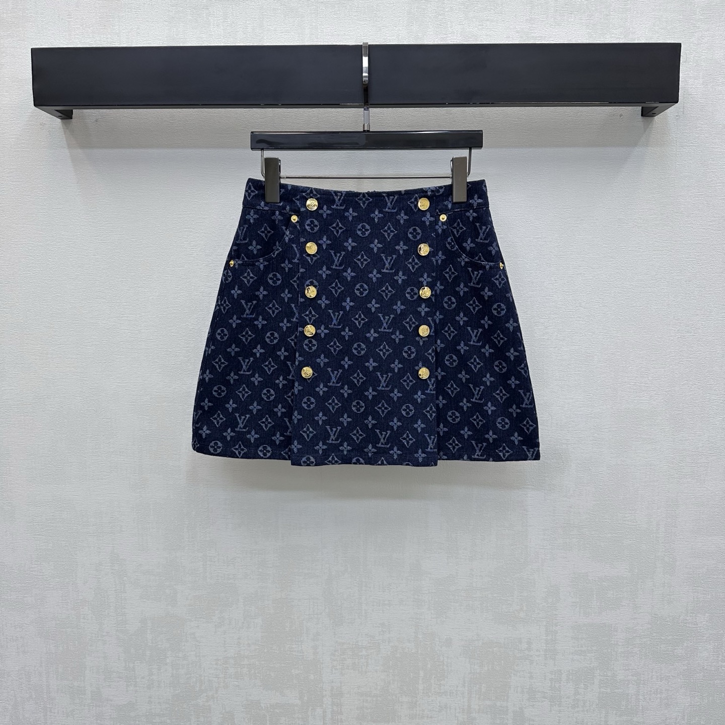 NO:878083,Louis Vuitto*2026 new products on the shelves, laser denim skirt customized YB imported twill cotton denim material, full of texture, repeated enzyme washing process, not easy to dye and discolor, ready-to-wear is covered with the iconic four-leaf clover jacquard letter logo element, highlighting the brand tonality, double-row metal-engraved button adjustment design on the placket, adding layering to the look, simple and advanced, development of surface accessories, high-waisted straight skirt cut, can be matched with the same series of jackets, daily commuting and dating wear, retro and advanced, fashionable and stylish  high version,,louis vuitton,skirts,jackets & coats,19860909Louis Vuitto*2026新品上架激光牛仔半裙定制YB进口斜纹全棉牛仔材质 质感十足 反复酵素水洗工艺处理 不易染色脱色 成衣满铺标志性四叶草提花字母徽标元素 彰显品牌调性 开襟双排金属刻印纽扣调节设计 增添造型层次感 简约高级 面辅料开发 高腰直筒半裙剪裁 可搭配同系列外套 日常通勤约会穿搭复古高级 时髦洋气 高版本,,louis vuitton,skirts,jackets & coats,,Women's clothing