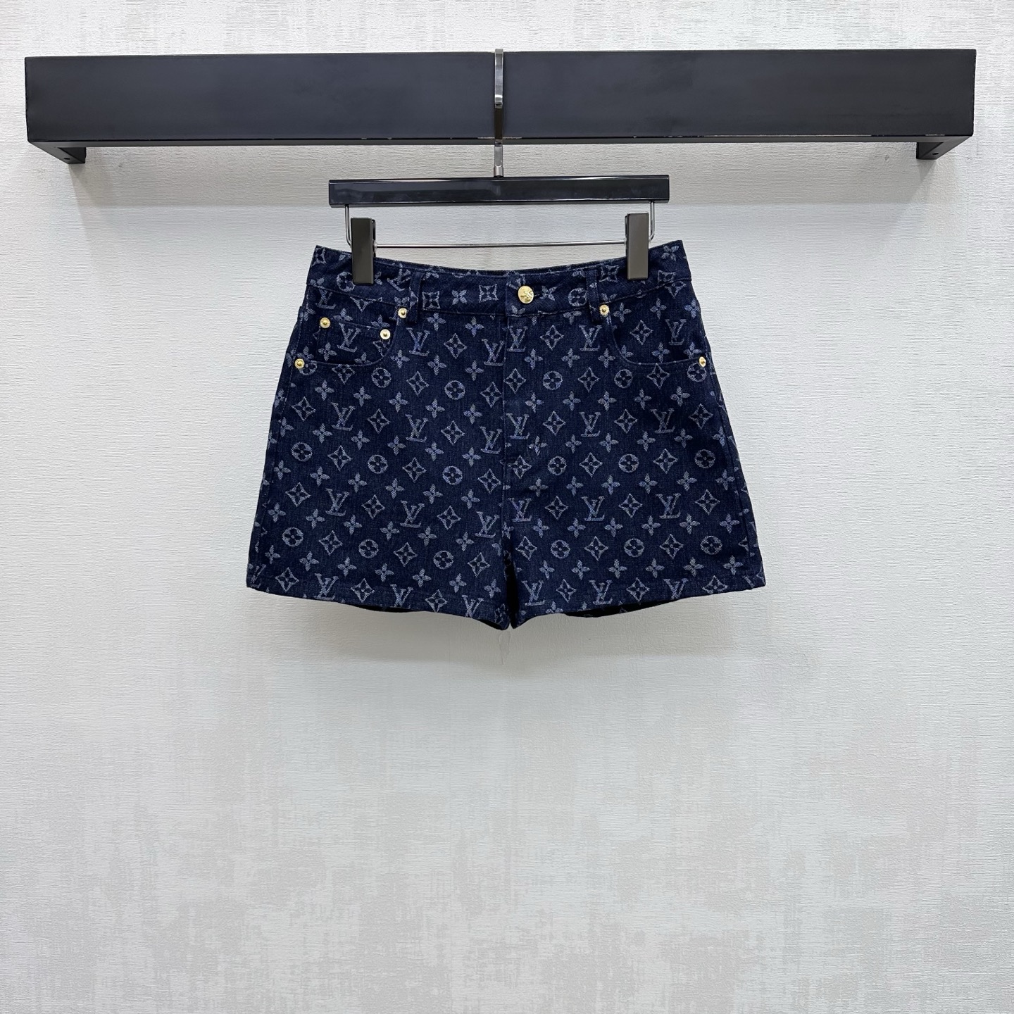 NO:878087,Louis Vuitto*2026 new product launch laser denim shorts customized YB imported twill cotton denim material, full of texture, treated with repeated enzyme washing process, not easy to dye and discolor, ready-to-wear is covered with the iconic four-leaf clover jacquard letter logo element, highlighting the brand tonality, the placket is engraved with metal buttons to adjust the back waist leather tag embellishment, adding a sense of layering to the look, simple and high-end fabric development, high-waisted buttoned shorts cut, can be matched with the same series of jackets, retro and advanced for daily commuting and dating.  Fashionable high version, louis vuitton, shorts, jackets & coats,19860909Louis Vuitto*2026新品上架激光牛仔短裤定制YB进口斜纹全棉牛仔材质 质感十足 反复酵素水洗工艺处理 不易染色脱色 成衣满铺标志性四叶草提花字母徽标元素 彰显品牌调性 开襟刻印金属纽扣调节后腰皮牌点缀装饰 增添造型层次感 简约高级 面辅料开发 高腰系扣短裤剪裁 可搭配同系列外套 日常通勤约会穿搭复古高级 时髦洋气 高版本,,louis vuitton,shorts,jackets & coats,,Women's clothing