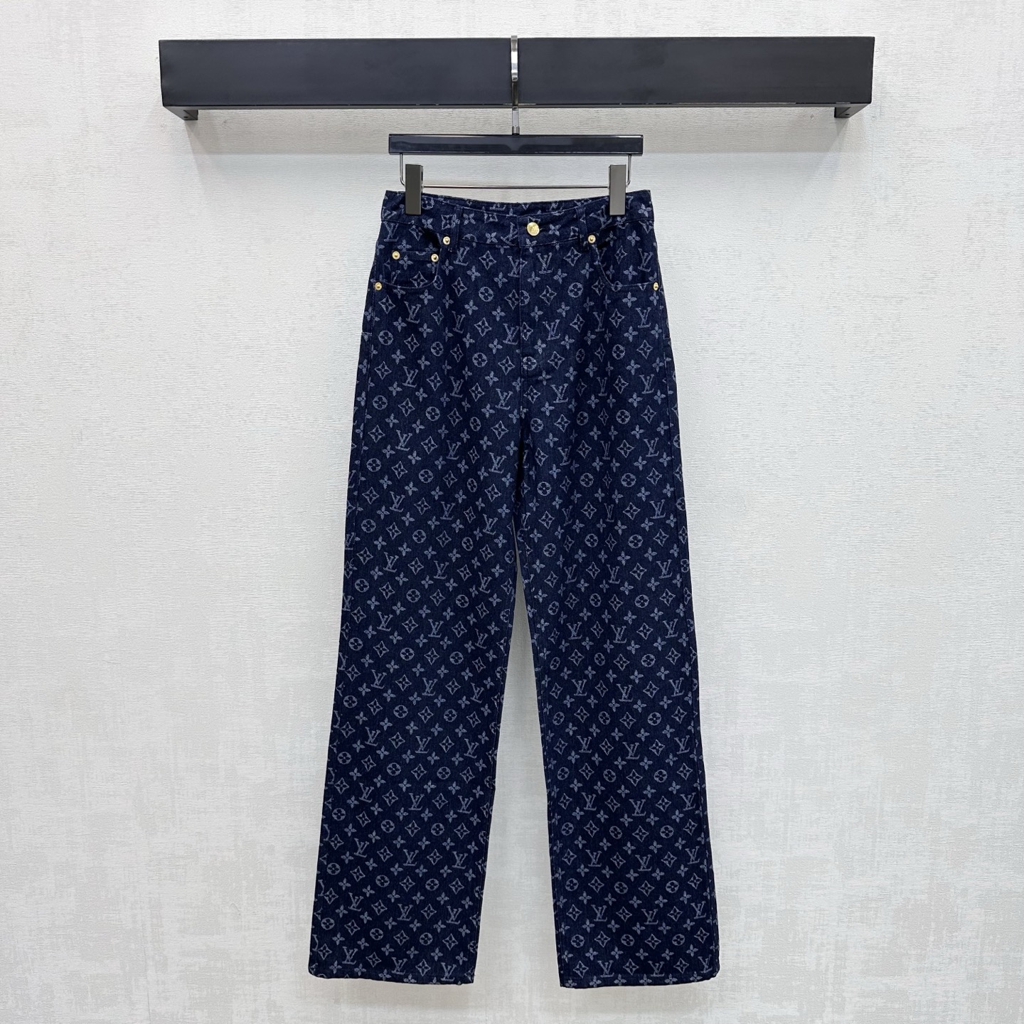 NO:878091,Louis Vuitto*2026 new product launch laser denim trousers customized YB imported twill cotton denim material, full of texture, treated with repeated enzyme washing process, not easy to dye and discolor, ready-to-wear is covered with the iconic four-leaf clover jacquard letter logo element, highlighting the brand tonality, the placket is engraved with metal buttons to adjust the back waist leather tag embellishment, adding a sense of layering to the look, simple and high-end fabric development, high-waist buttoned straight trousers cut, can be matched with the same series of jackets, retro and advanced for daily commuting and dating.  Fashionable high version, louis vuitton, jackets & coats,19860909Louis Vuitto*2026新品上架激光牛仔长裤定制YB进口斜纹全棉牛仔材质 质感十足 反复酵素水洗工艺处理 不易染色脱色 成衣满铺标志性四叶草提花字母徽标元素 彰显品牌调性 开襟刻印金属纽扣调节后腰皮牌点缀装饰 增添造型层次感 简约高级 面辅料开发 高腰系扣直筒长裤剪裁 可搭配同系列外套 日常通勤约会穿搭复古高级 时髦洋气 高版本,,louis vuitton,jackets & coats,,Women's clothing
