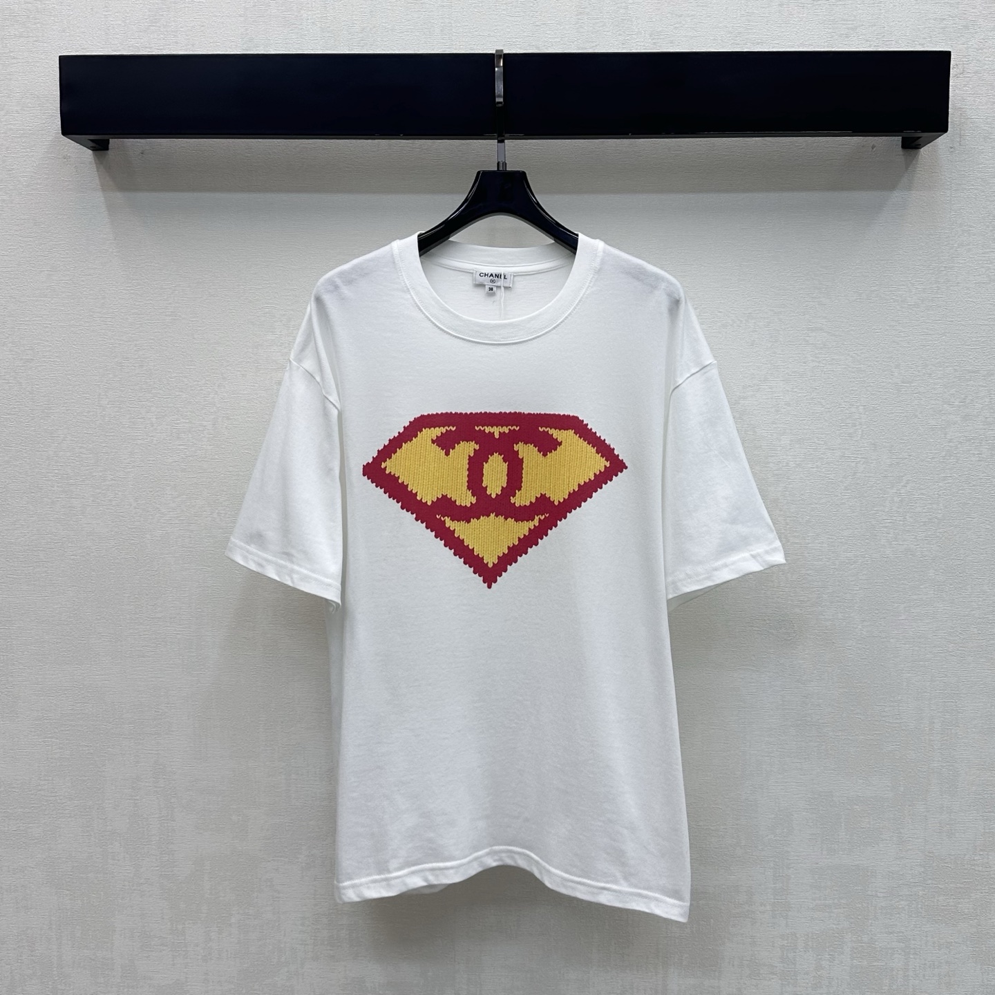 NO:878081,Chane*2026 New Product Arrival Letter Logo Short Sleeves Customized YB Imported Twill Cotton Material Soft Skin Friendly and Breathable Double C Letter Contrast Print Logo Decoration Centered on the Chest Highlights the Brand Tonality Surrounded by Contrast Color Lines Design Adds Layering to the Style Development of Surface Accessories Round Neck Short Sleeve T-shirt Tailoring Single Wear and Layer to Look Stylish High Version 36 38 40,,chanel,T-shirt,tees,t-shirt,19860909Chane*2026新品上架字母徽标短袖定制YB进口斜纹全棉材质 柔软亲肤透气 胸前居中点缀双C字母撞色印花徽标装饰 彰显品牌调性 配合撞色线条包围设计 增添造型层次感 面辅料开发 圆领短袖T恤剪裁 单穿叠穿出彩时髦 高版本36 38 40,,chanel,T-shirt,tees，t-shirt,,Women's clothing